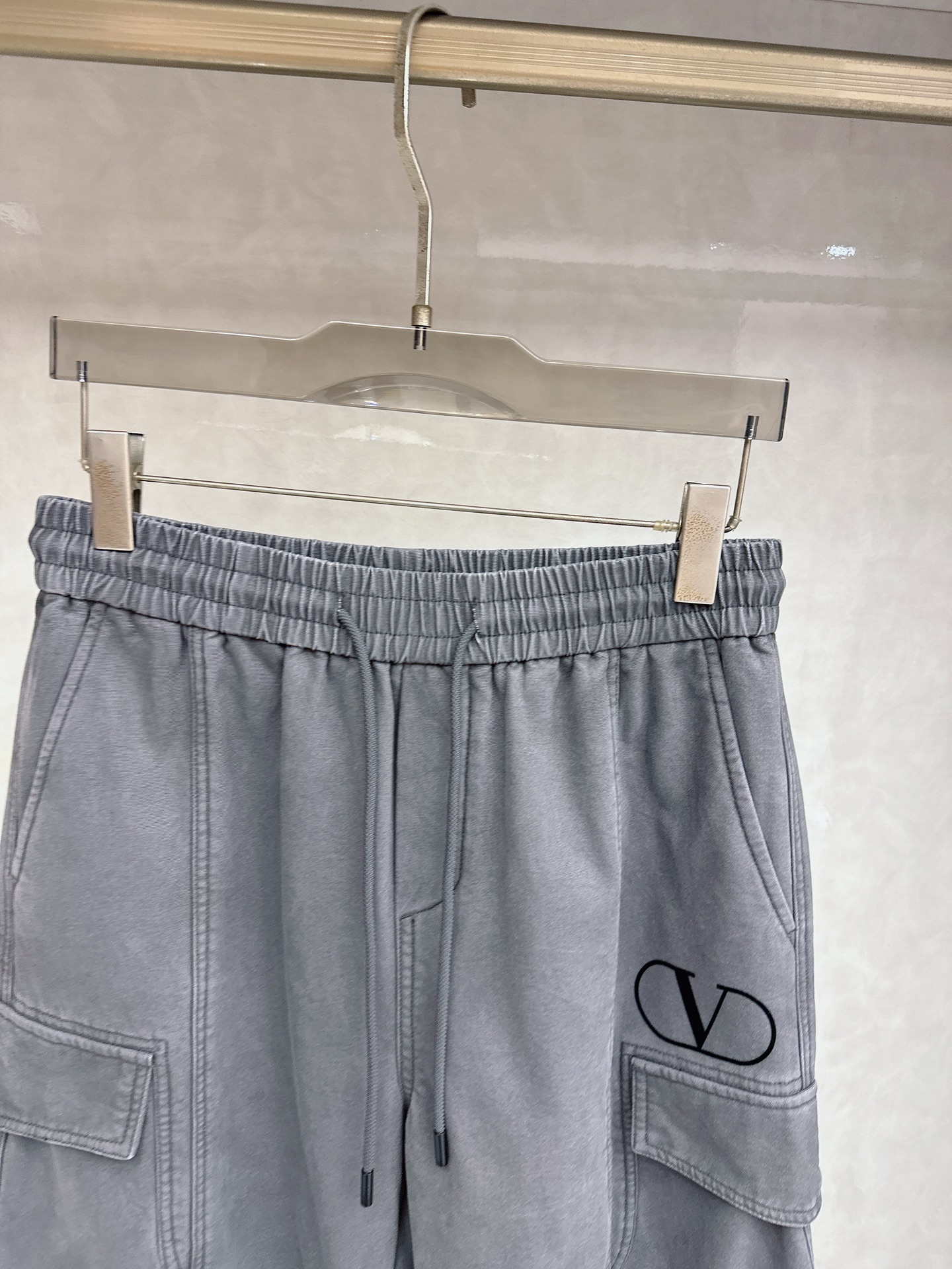 华伦天奴 2025冬季新款加绒直筒裤，采用进口优质斜纹棉水洗面料，整体采用水洗做旧设计工艺，面料柔软舒适