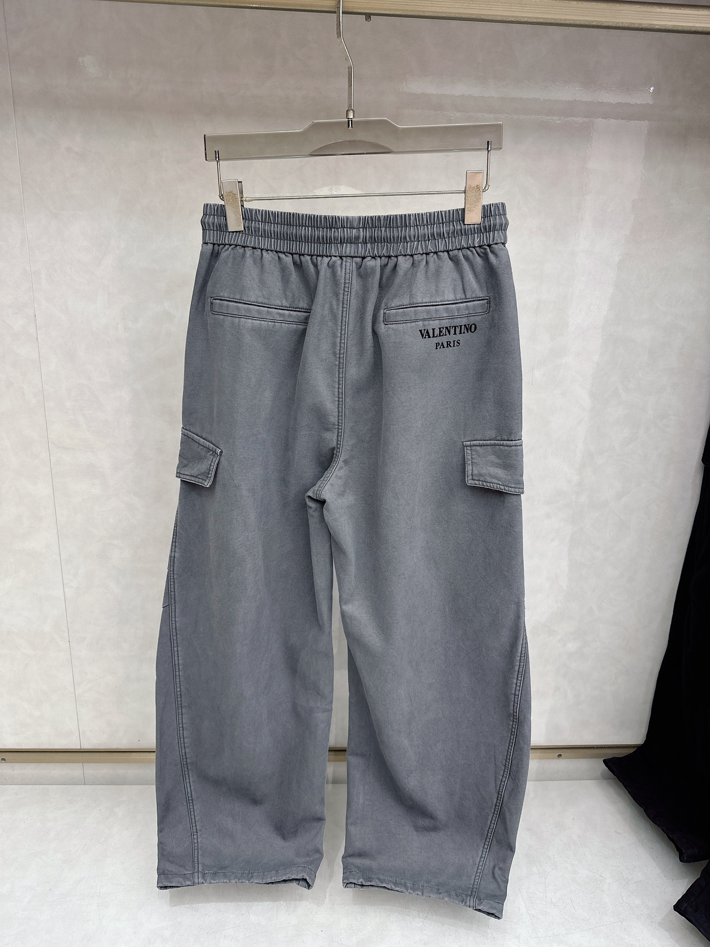 华伦天奴 2025冬季新款加绒直筒裤，采用进口优质斜纹棉水洗面料，整体采用水洗做旧设计工艺，面料柔软舒适