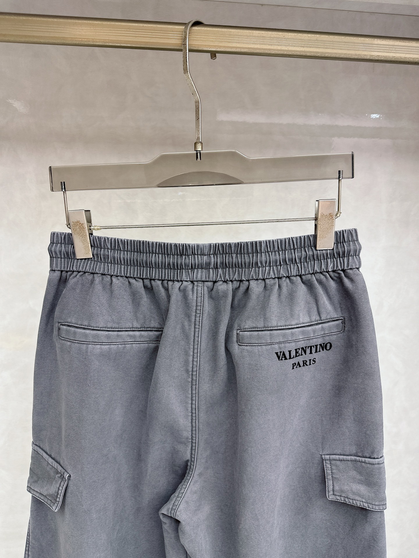 华伦天奴 2025冬季新款加绒直筒裤，采用进口优质斜纹棉水洗面料，整体采用水洗做旧设计工艺，面料柔软舒适