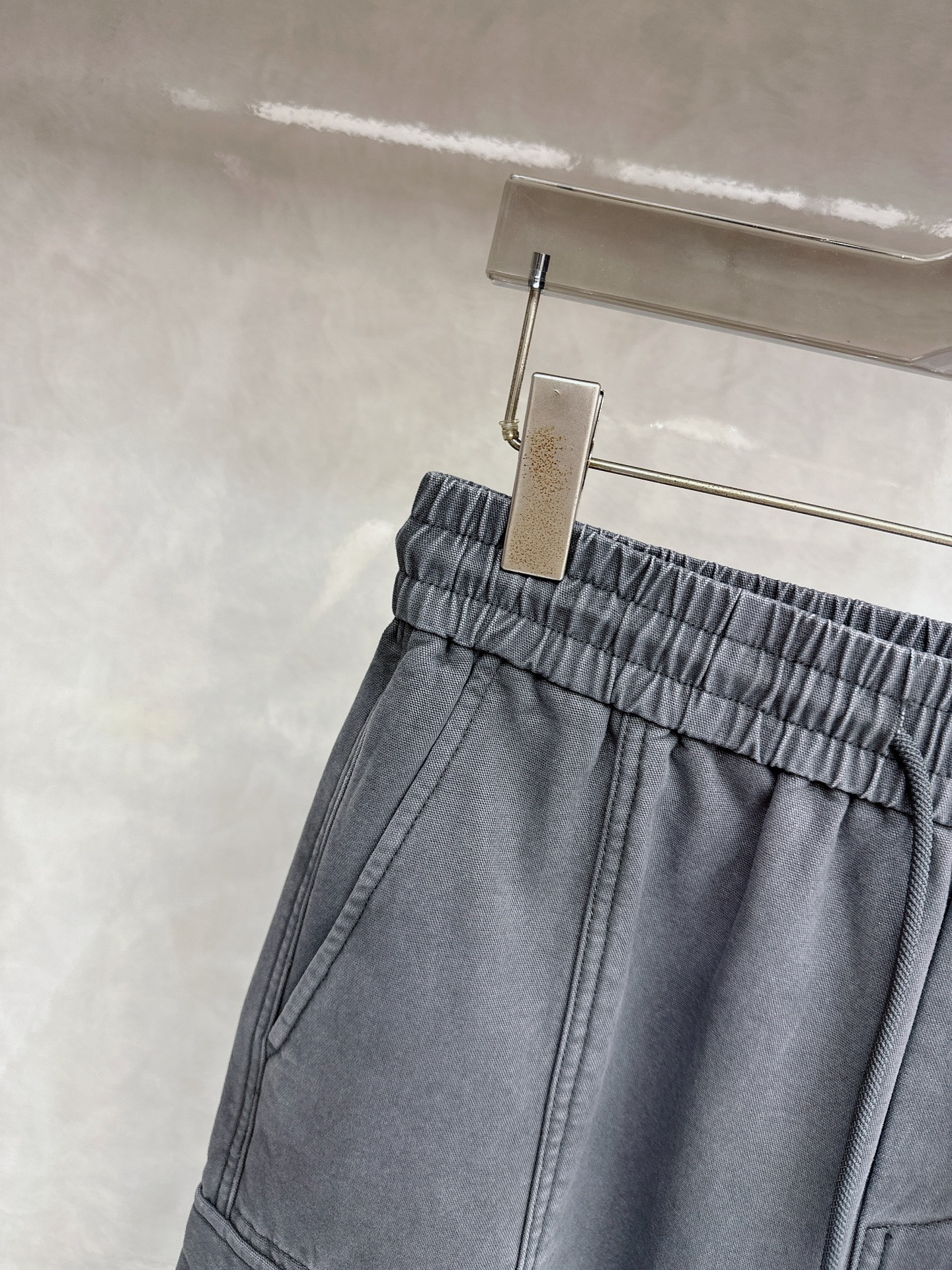 华伦天奴 2025冬季新款加绒直筒裤，采用进口优质斜纹棉水洗面料，整体采用水洗做旧设计工艺，面料柔软舒适