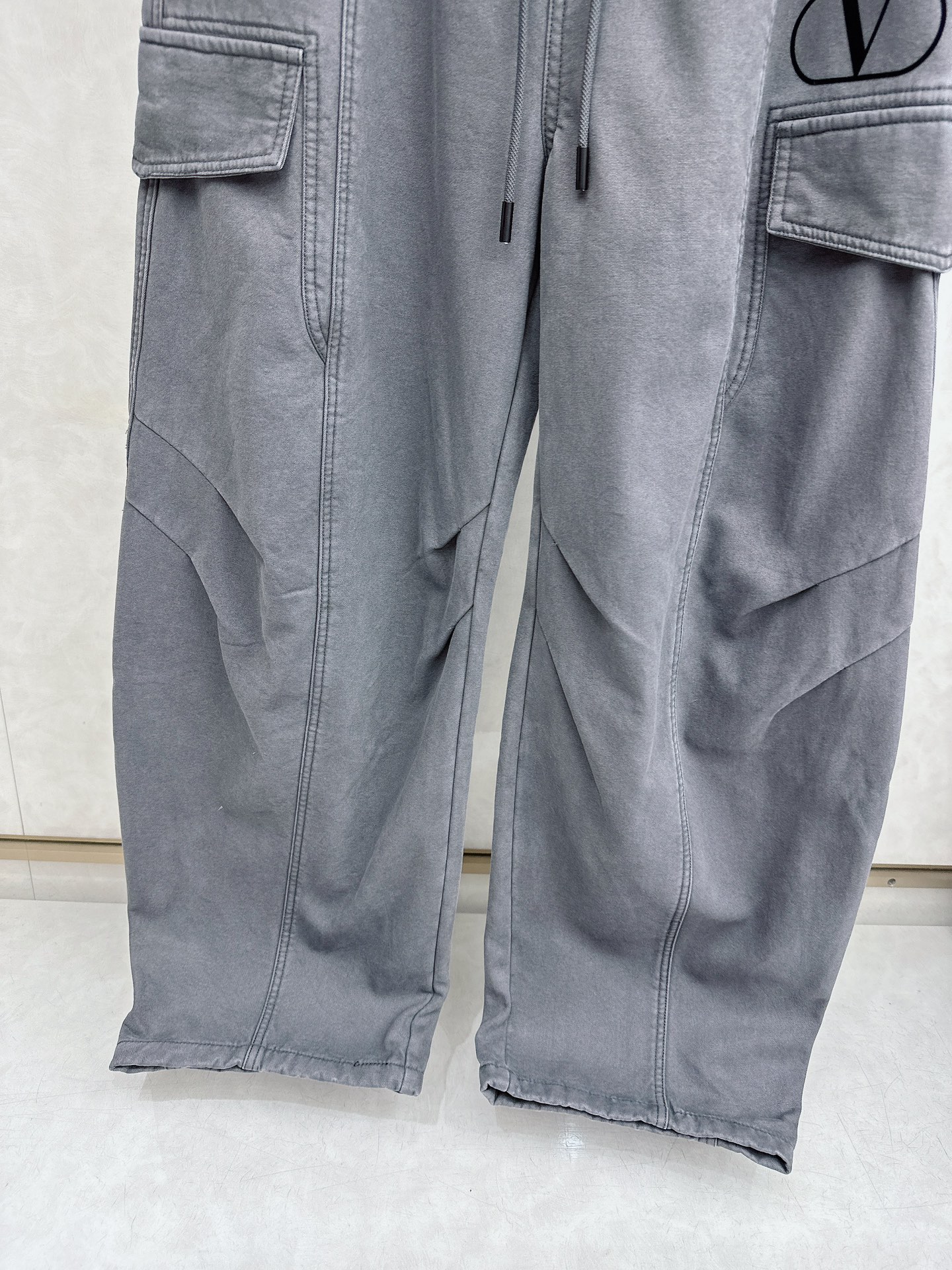 华伦天奴 2025冬季新款加绒直筒裤，采用进口优质斜纹棉水洗面料，整体采用水洗做旧设计工艺，面料柔软舒适