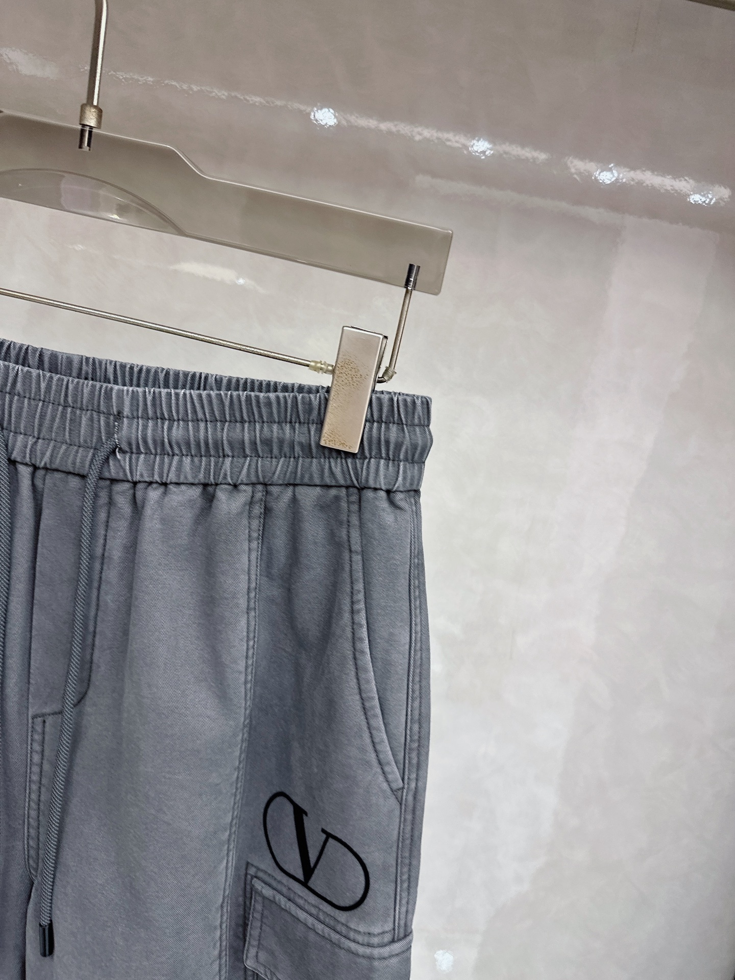 华伦天奴 2025冬季新款加绒直筒裤，采用进口优质斜纹棉水洗面料，整体采用水洗做旧设计工艺，面料柔软舒适