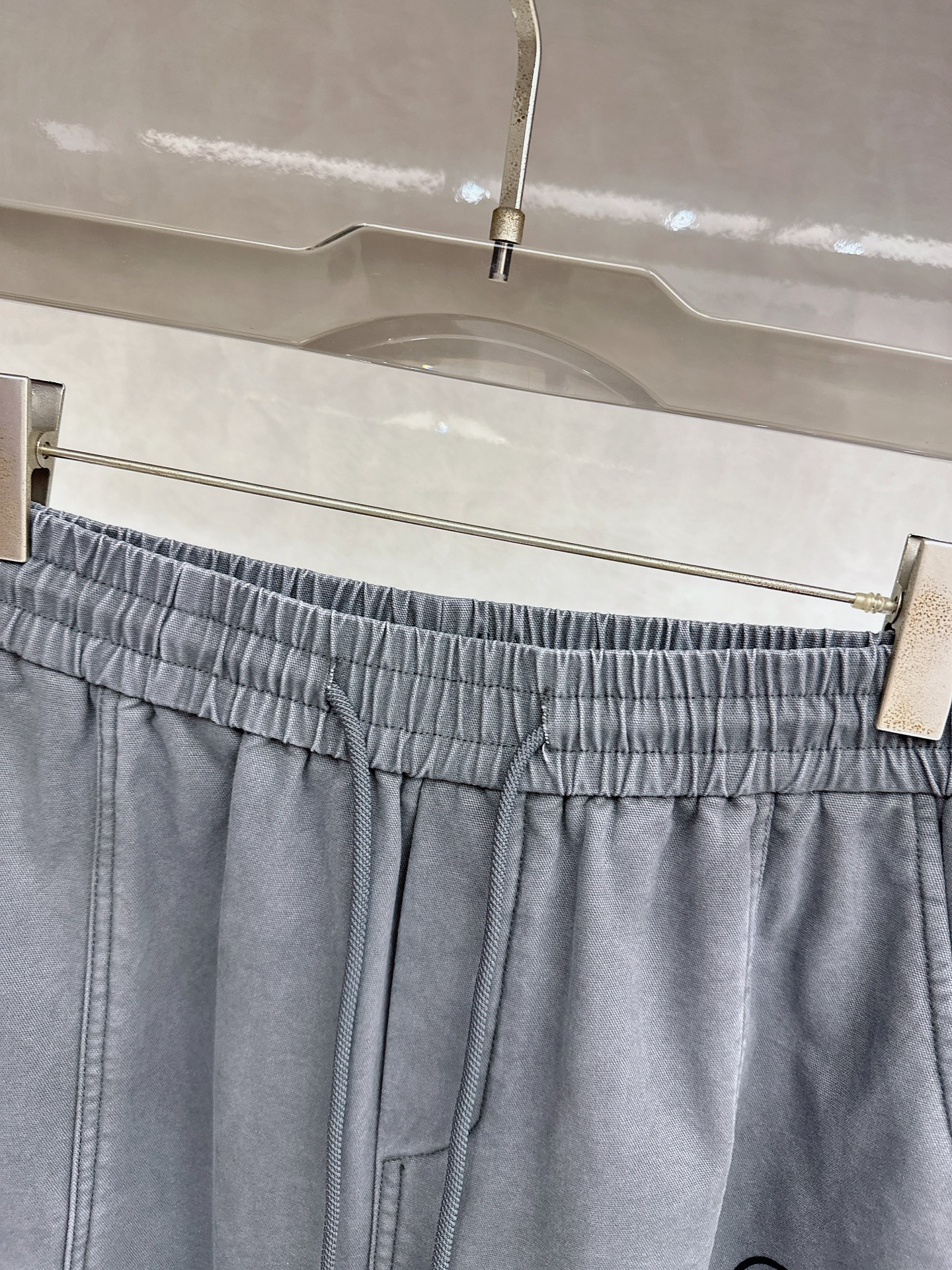 华伦天奴 2025冬季新款加绒直筒裤，采用进口优质斜纹棉水洗面料，整体采用水洗做旧设计工艺，面料柔软舒适