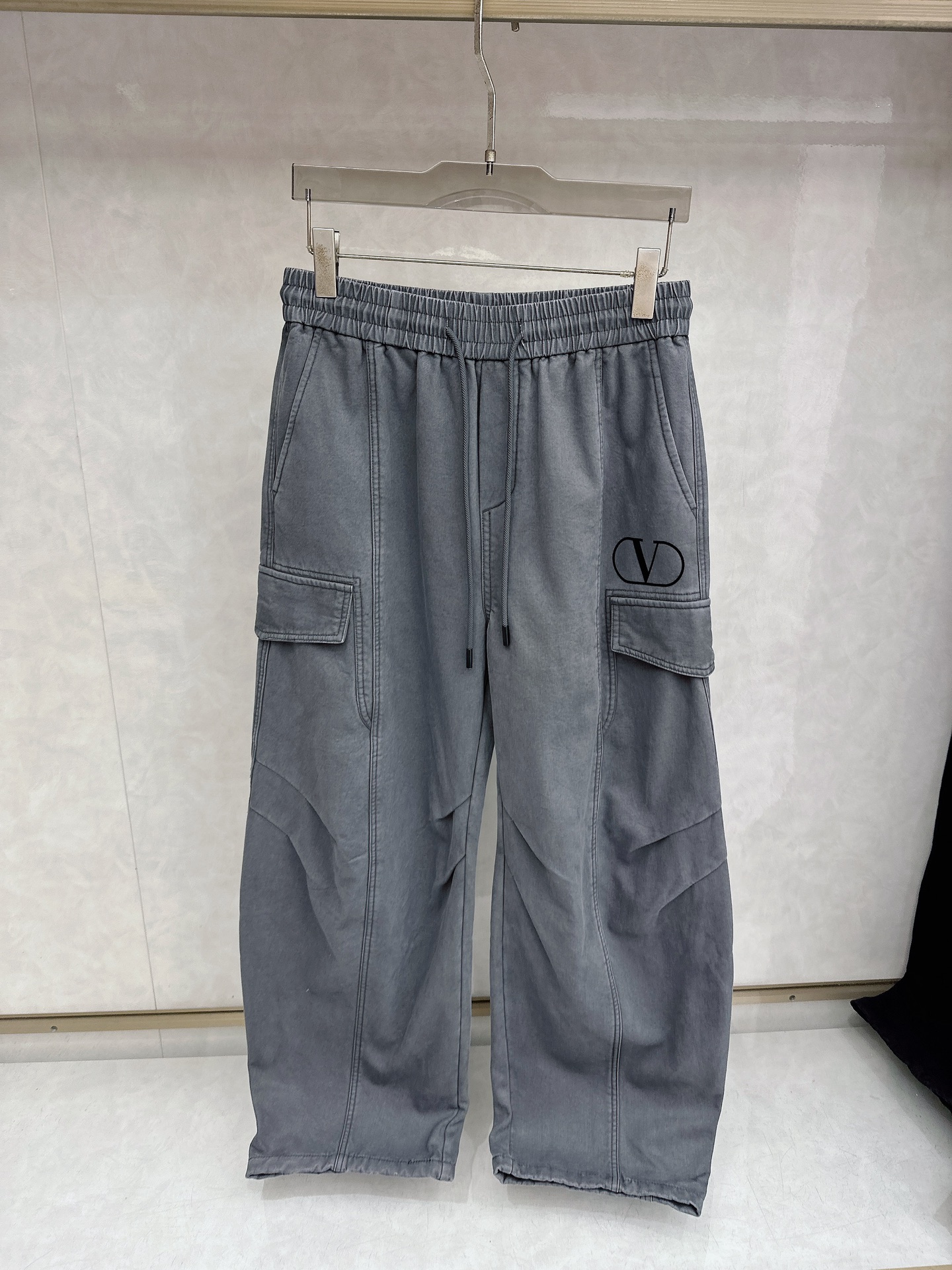 华伦天奴 2025冬季新款加绒直筒裤，采用进口优质斜纹棉水洗面料，整体采用水洗做旧设计工艺，面料柔软舒适