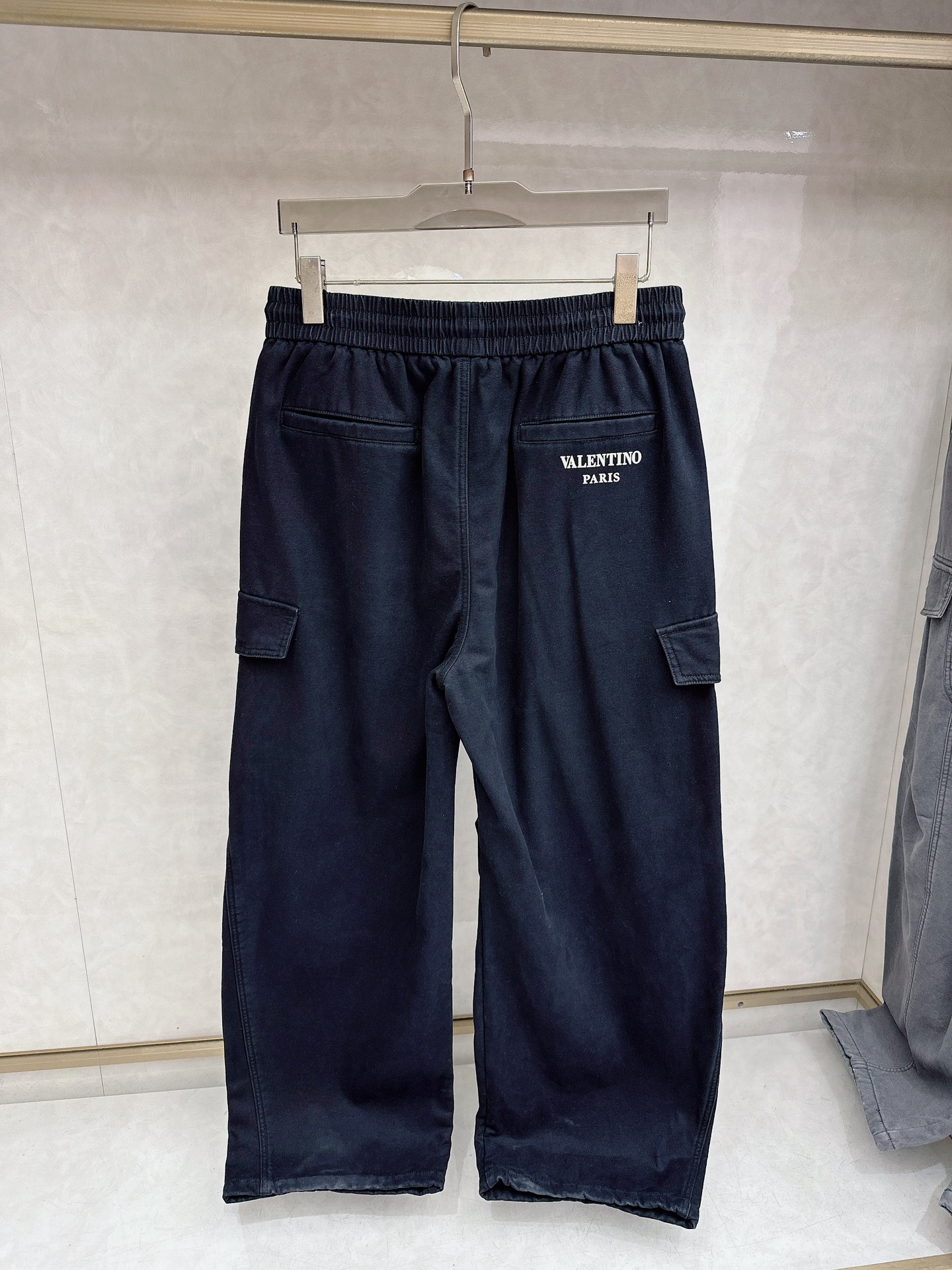 华伦天奴 2025冬季新款加绒直筒裤，采用进口优质斜纹棉水洗面料，整体采用水洗做旧设计工艺，面料柔软舒适