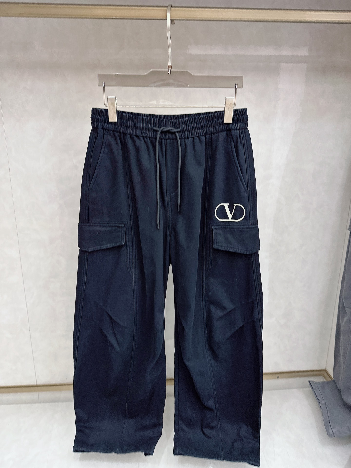 华伦天奴 2025冬季新款加绒直筒裤，采用进口优质斜纹棉水洗面料，整体采用水洗做旧设计工艺，面料柔软舒适