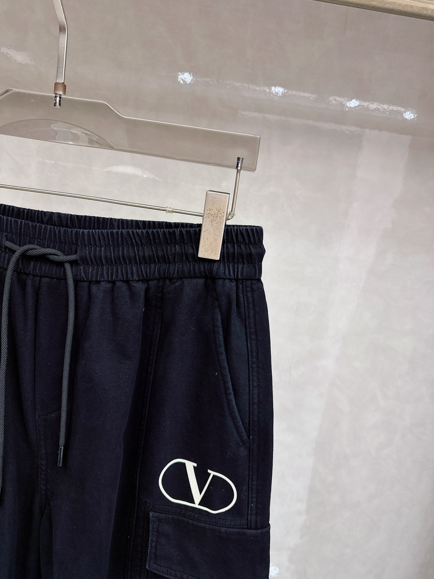 华伦天奴 2025冬季新款加绒直筒裤，采用进口优质斜纹棉水洗面料，整体采用水洗做旧设计工艺，面料柔软舒适