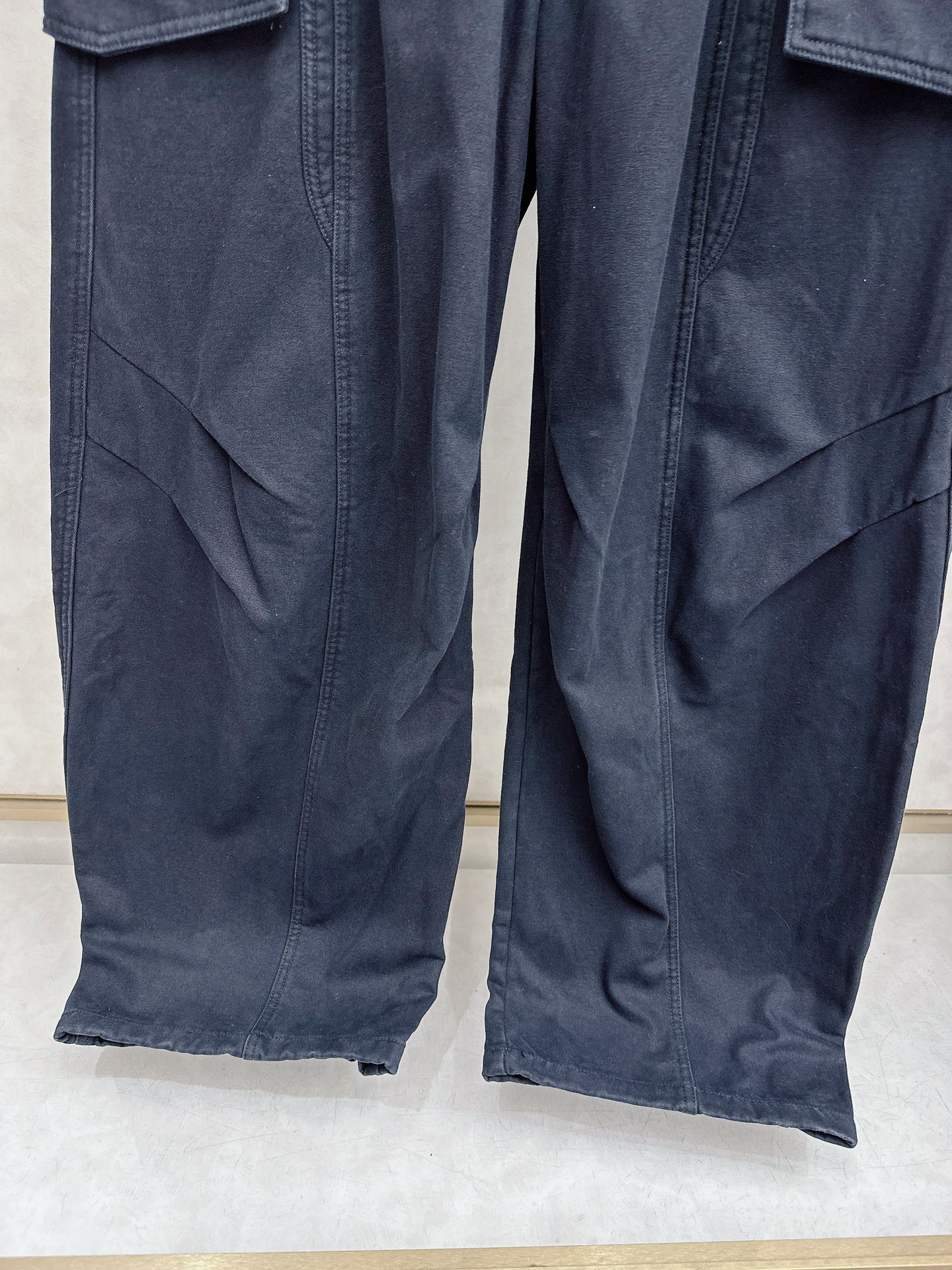 华伦天奴 2025冬季新款加绒直筒裤，采用进口优质斜纹棉水洗面料，整体采用水洗做旧设计工艺，面料柔软舒适