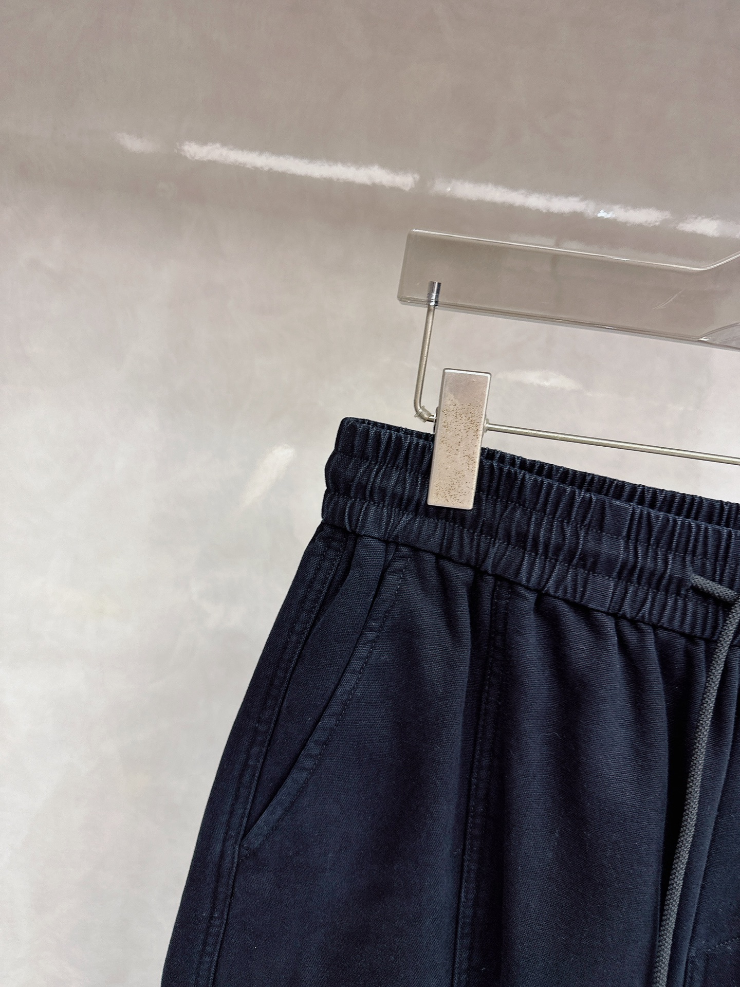 华伦天奴 2025冬季新款加绒直筒裤，采用进口优质斜纹棉水洗面料，整体采用水洗做旧设计工艺，面料柔软舒适