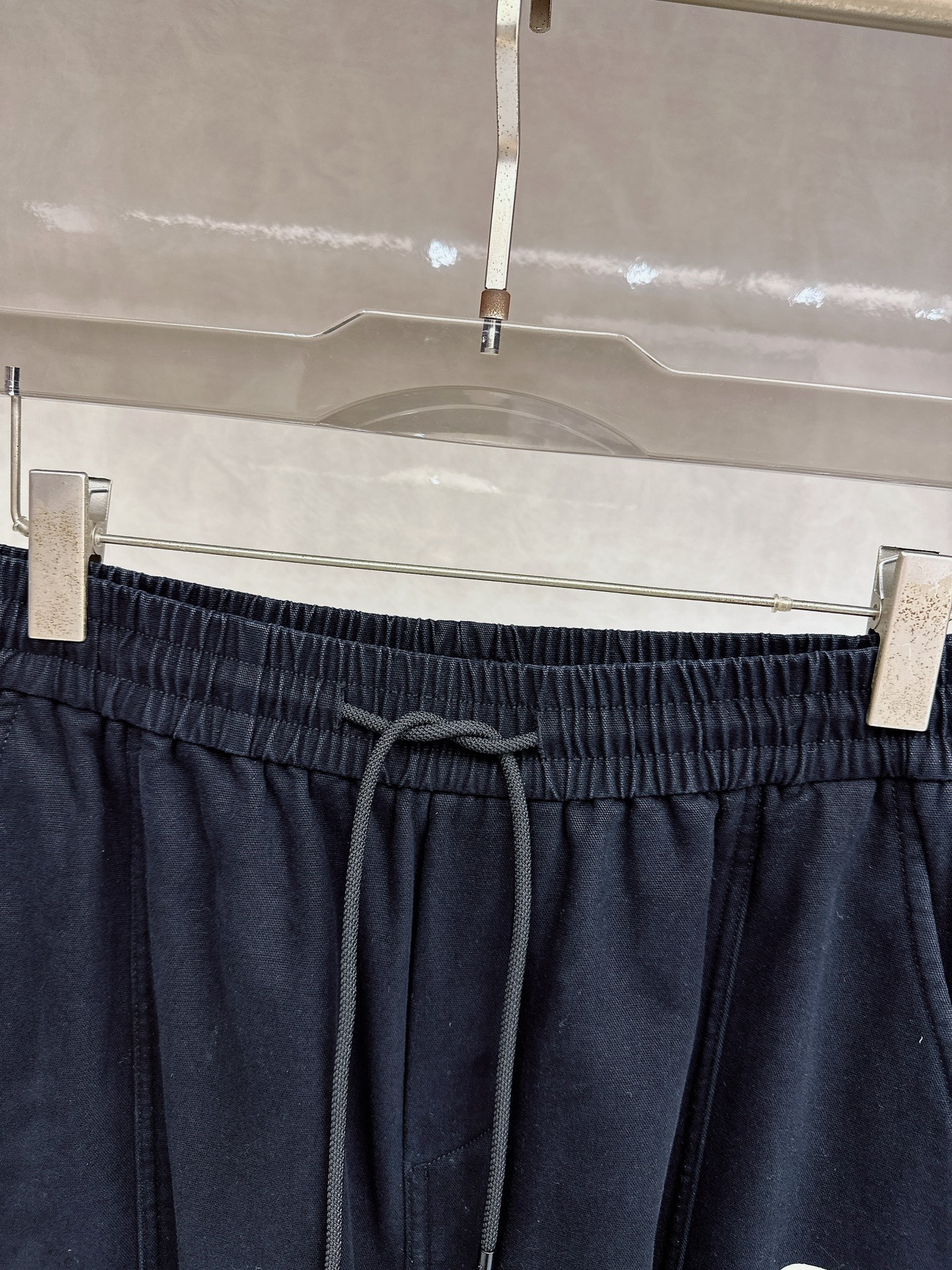 华伦天奴 2025冬季新款加绒直筒裤，采用进口优质斜纹棉水洗面料，整体采用水洗做旧设计工艺，面料柔软舒适