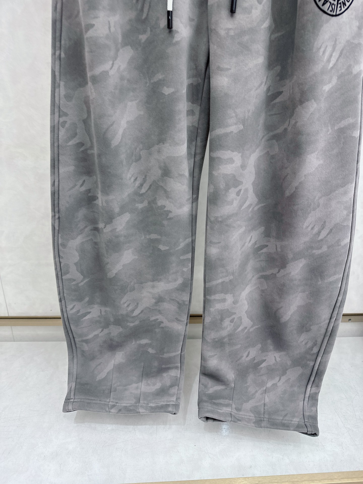 CD乂石头岛🔥🔥休闲迷彩直筒长裤，采用优质斜纹材质，挺括有型，侧边章仔标识点缀，整体迷彩上身足够吸睛且回