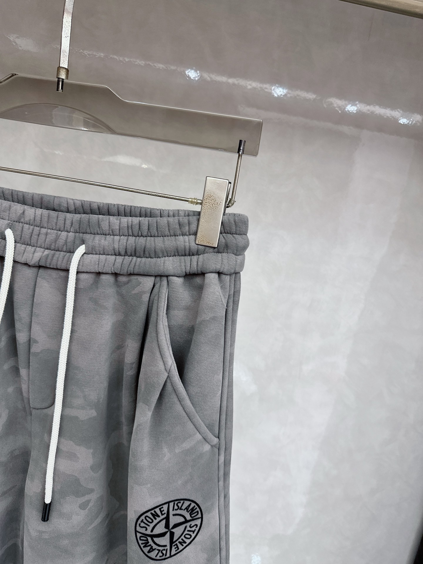 CD乂石头岛🔥🔥休闲迷彩直筒长裤，采用优质斜纹材质，挺括有型，侧边章仔标识点缀，整体迷彩上身足够吸睛且回