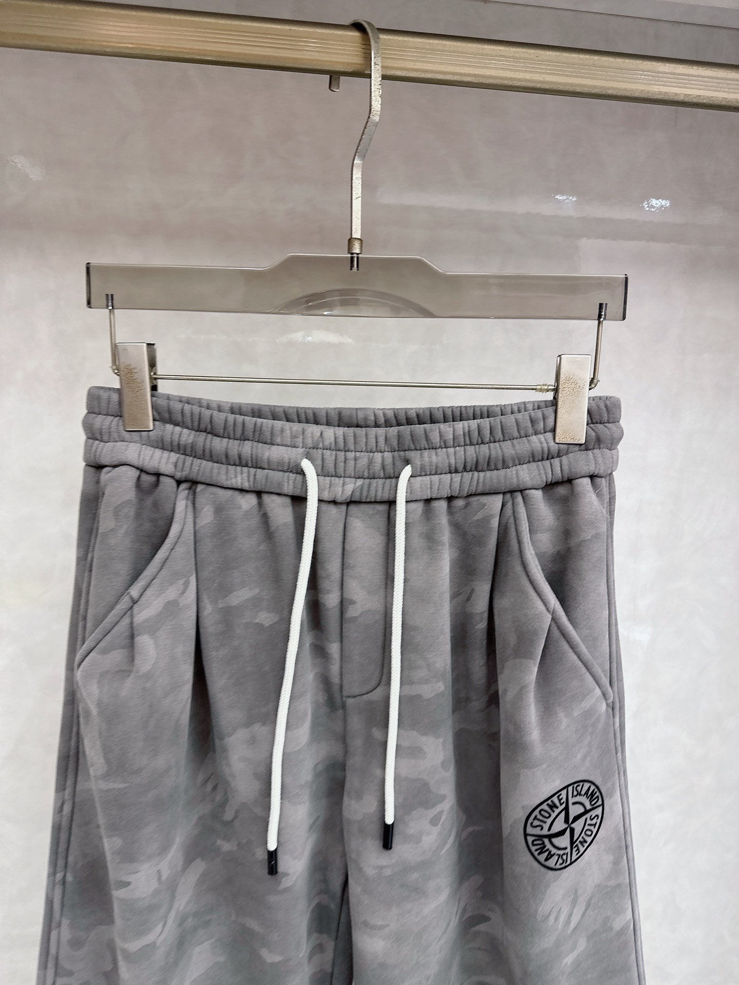 CD乂石头岛🔥🔥休闲迷彩直筒长裤，采用优质斜纹材质，挺括有型，侧边章仔标识点缀，整体迷彩上身足够吸睛且回