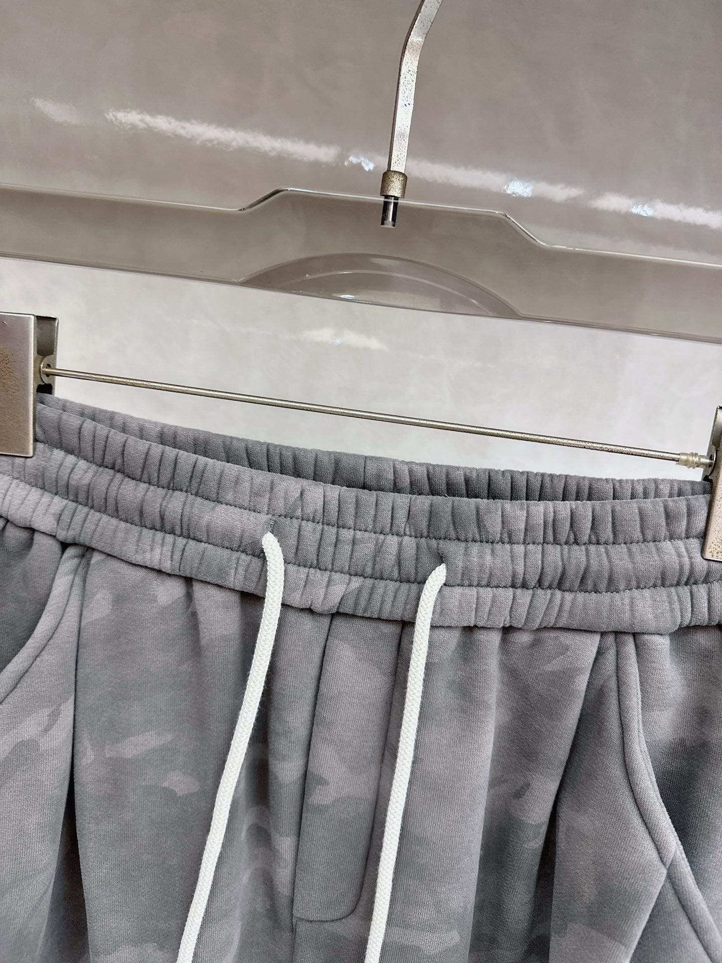 CD乂石头岛🔥🔥休闲迷彩直筒长裤，采用优质斜纹材质，挺括有型，侧边章仔标识点缀，整体迷彩上身足够吸睛且回