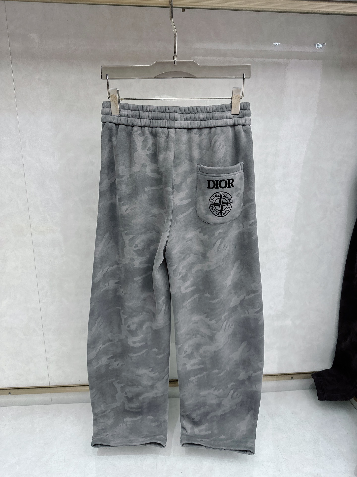 CD乂石头岛🔥🔥休闲迷彩直筒长裤，采用优质斜纹材质，挺括有型，侧边章仔标识点缀，整体迷彩上身足够吸睛且回