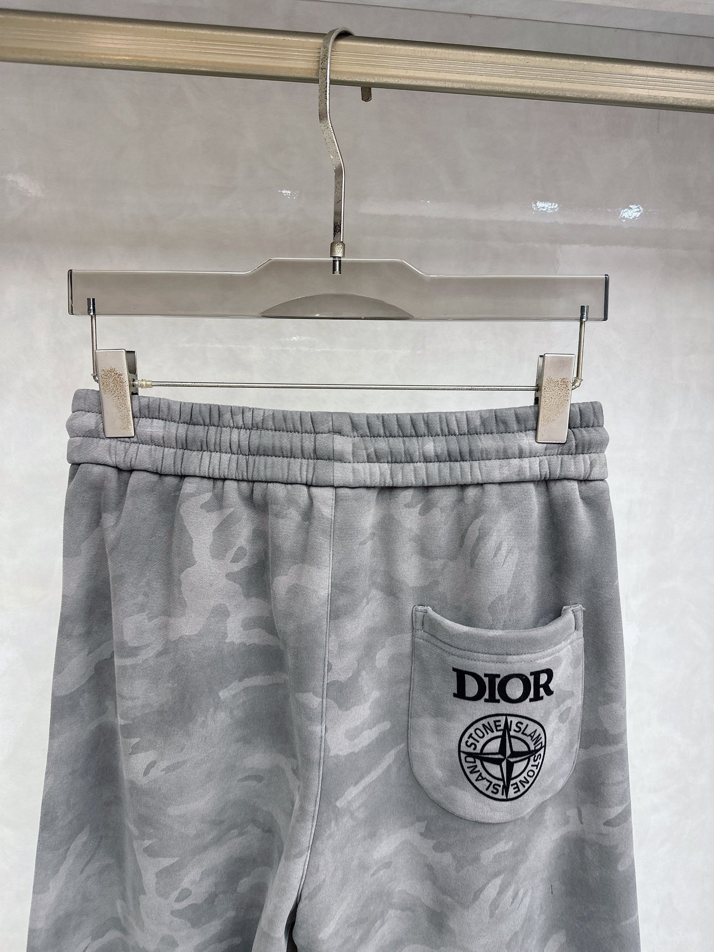 CD乂石头岛🔥🔥休闲迷彩直筒长裤，采用优质斜纹材质，挺括有型，侧边章仔标识点缀，整体迷彩上身足够吸睛且回