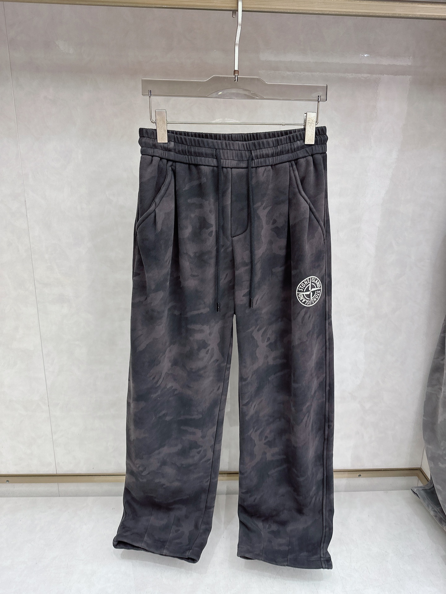 CD乂石头岛🔥🔥休闲迷彩直筒长裤，采用优质斜纹材质，挺括有型，侧边章仔标识点缀，整体迷彩上身足够吸睛且回