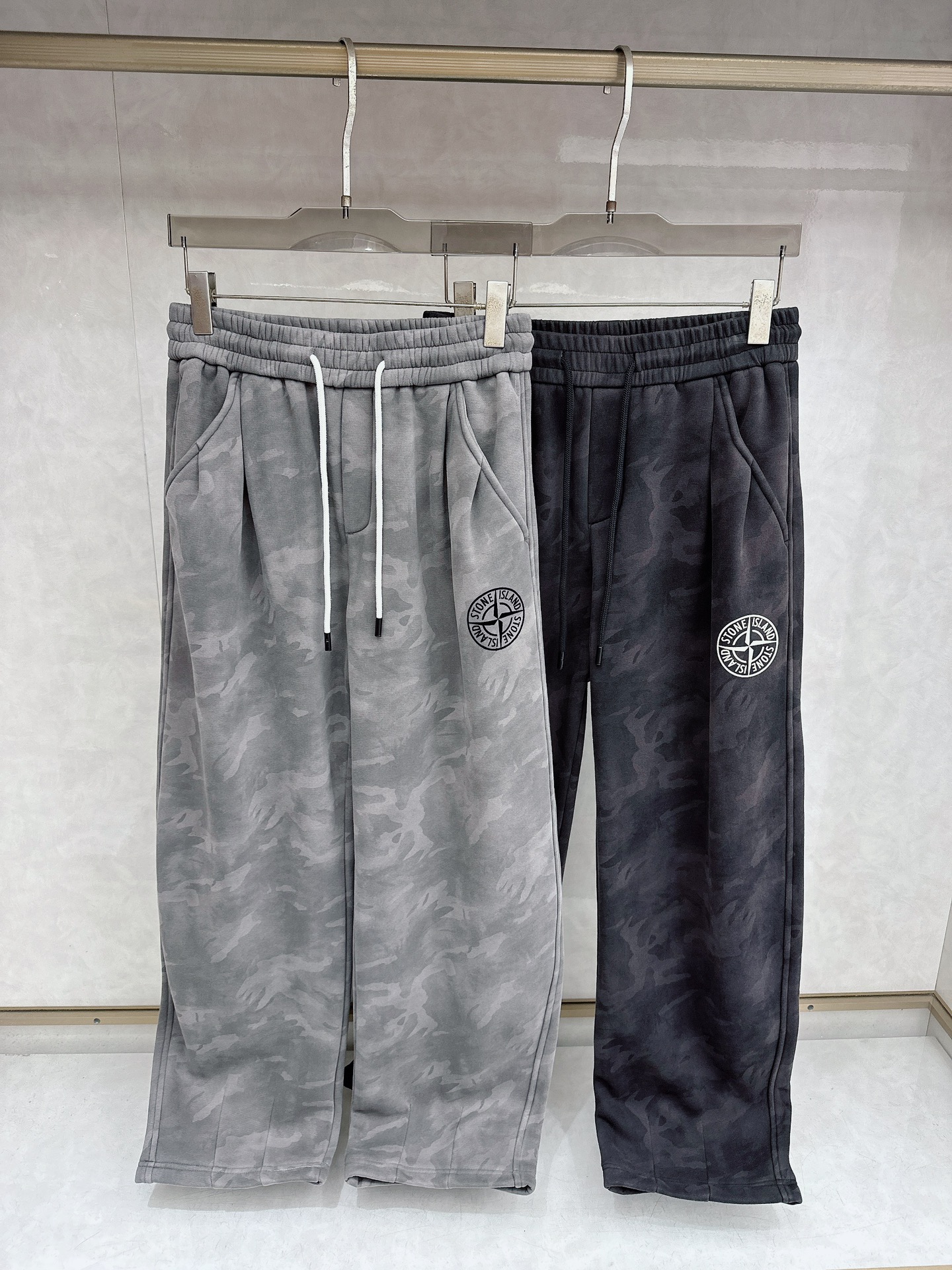 NO:661113,CD Yi Shitou Island casual camouflage straight trousers are made of high-quality twill material, crisp and stylish, with logo embellishments on the side, and the overall camouflage upper body is eye-catching and will turn heads!  Casual straight-leg trousers cut with in-place hardware details!  Same style for men and women!  Code number M-XXXL,, 19860909CD乂石头岛休闲迷彩直筒长裤,采用优质斜纹材质,挺括有型,侧边章仔标识点缀,整体迷彩上身足够吸睛且回头率爆棚！休闲直筒裤装版型剪裁,五金细节到位！男女同款！码数M-XXXL,, ,Men's clothing