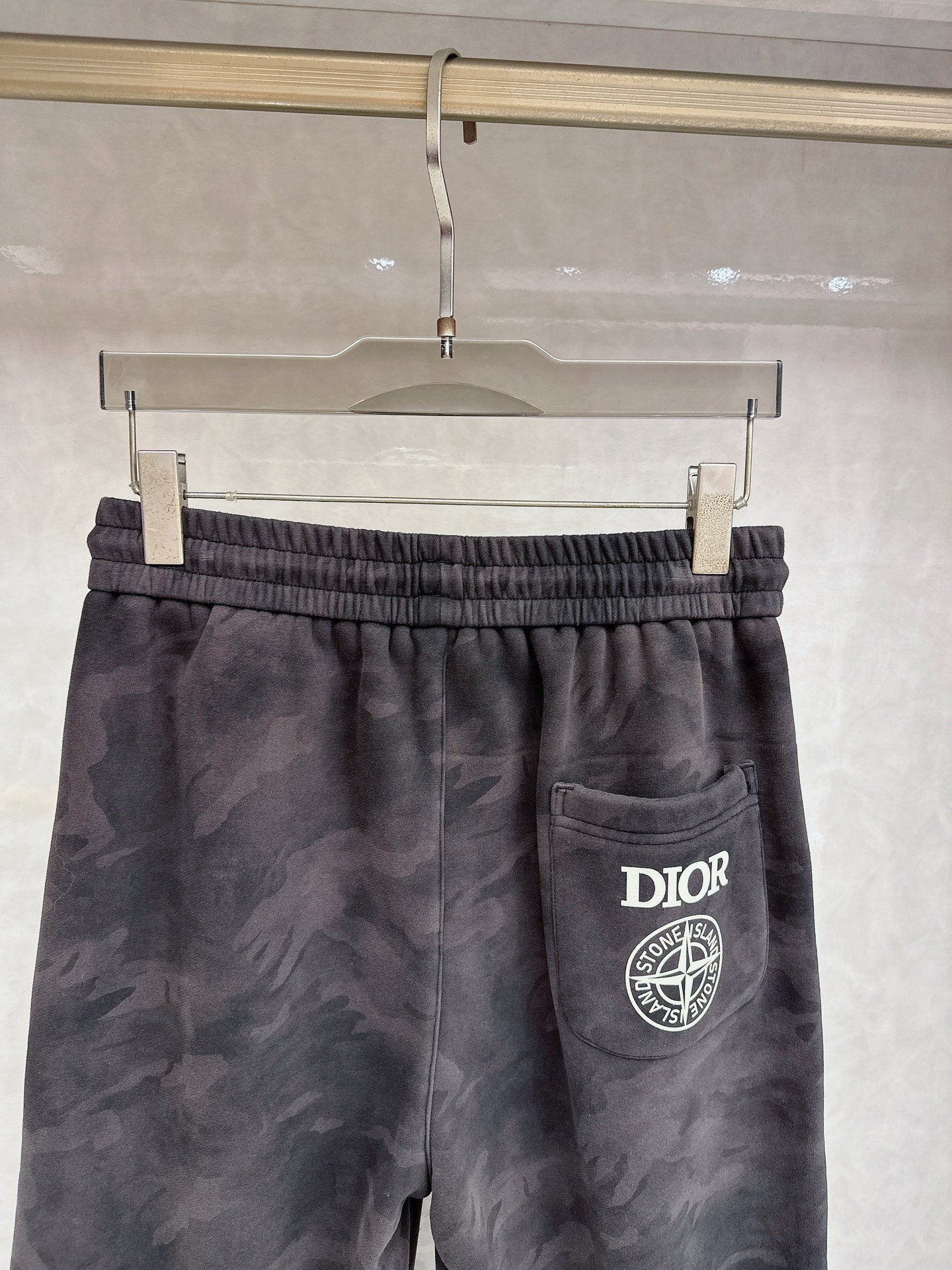 CD乂石头岛🔥🔥休闲迷彩直筒长裤，采用优质斜纹材质，挺括有型，侧边章仔标识点缀，整体迷彩上身足够吸睛且回