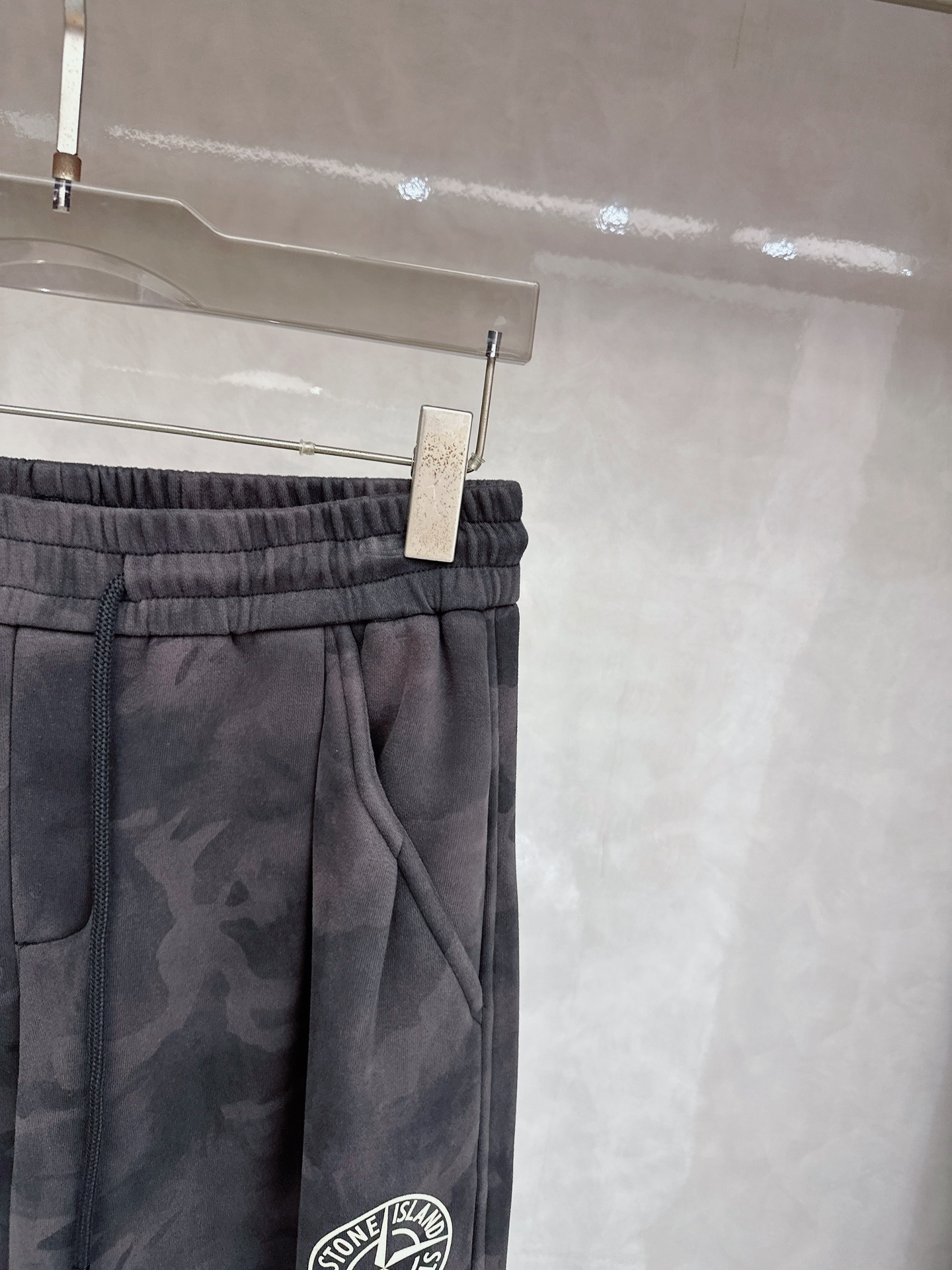 CD乂石头岛🔥🔥休闲迷彩直筒长裤，采用优质斜纹材质，挺括有型，侧边章仔标识点缀，整体迷彩上身足够吸睛且回