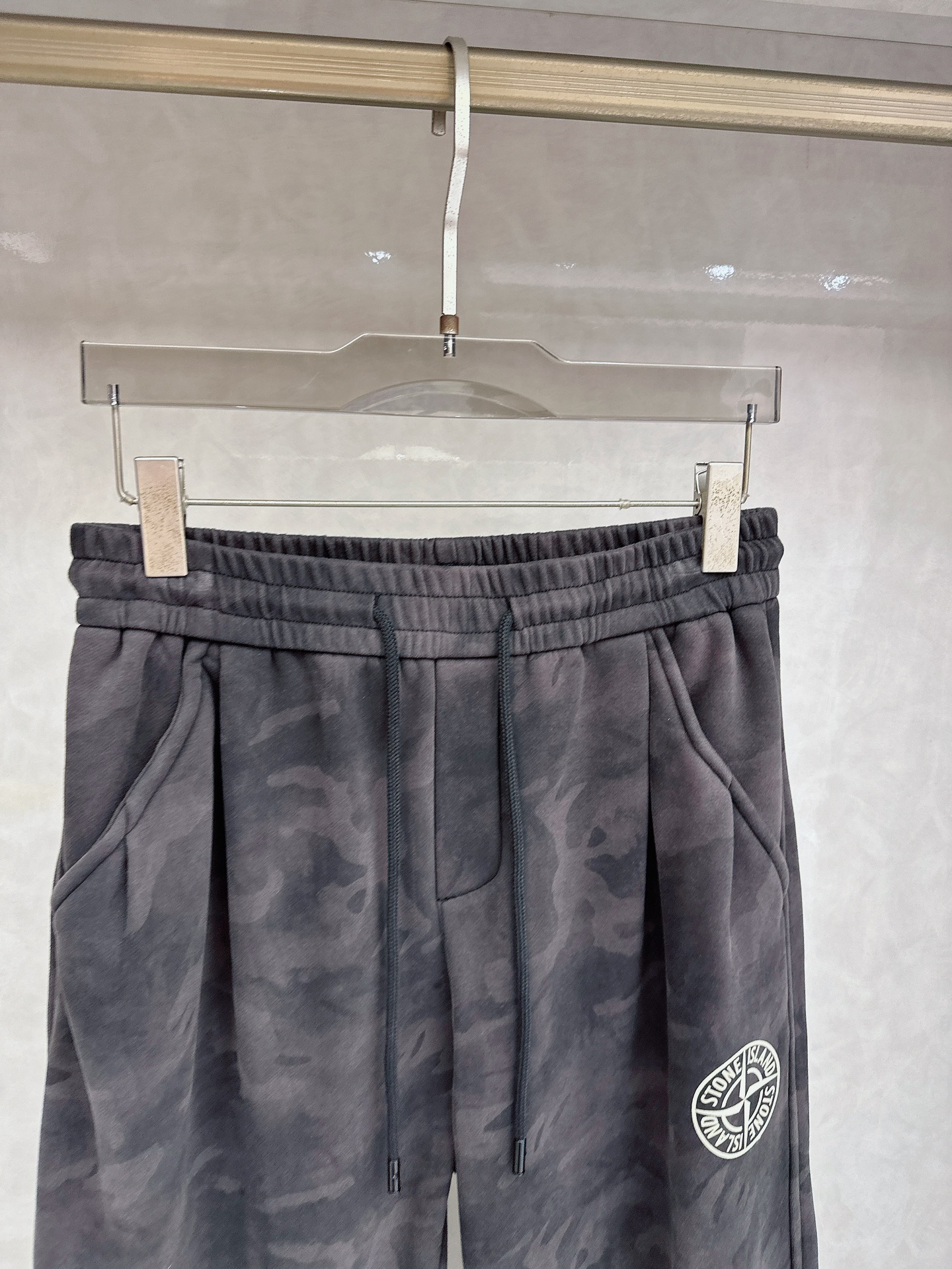 CD乂石头岛🔥🔥休闲迷彩直筒长裤，采用优质斜纹材质，挺括有型，侧边章仔标识点缀，整体迷彩上身足够吸睛且回