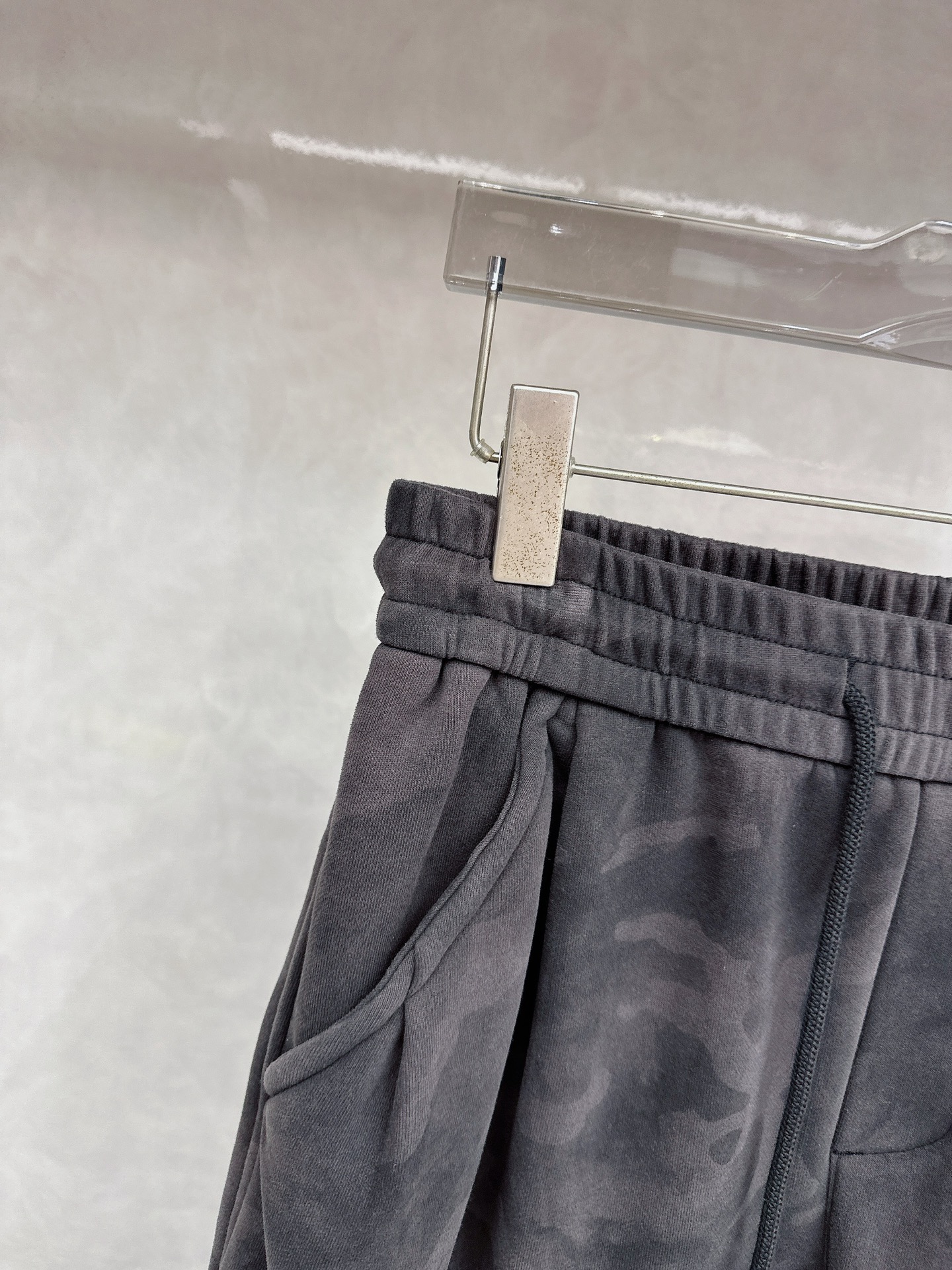 CD乂石头岛🔥🔥休闲迷彩直筒长裤，采用优质斜纹材质，挺括有型，侧边章仔标识点缀，整体迷彩上身足够吸睛且回