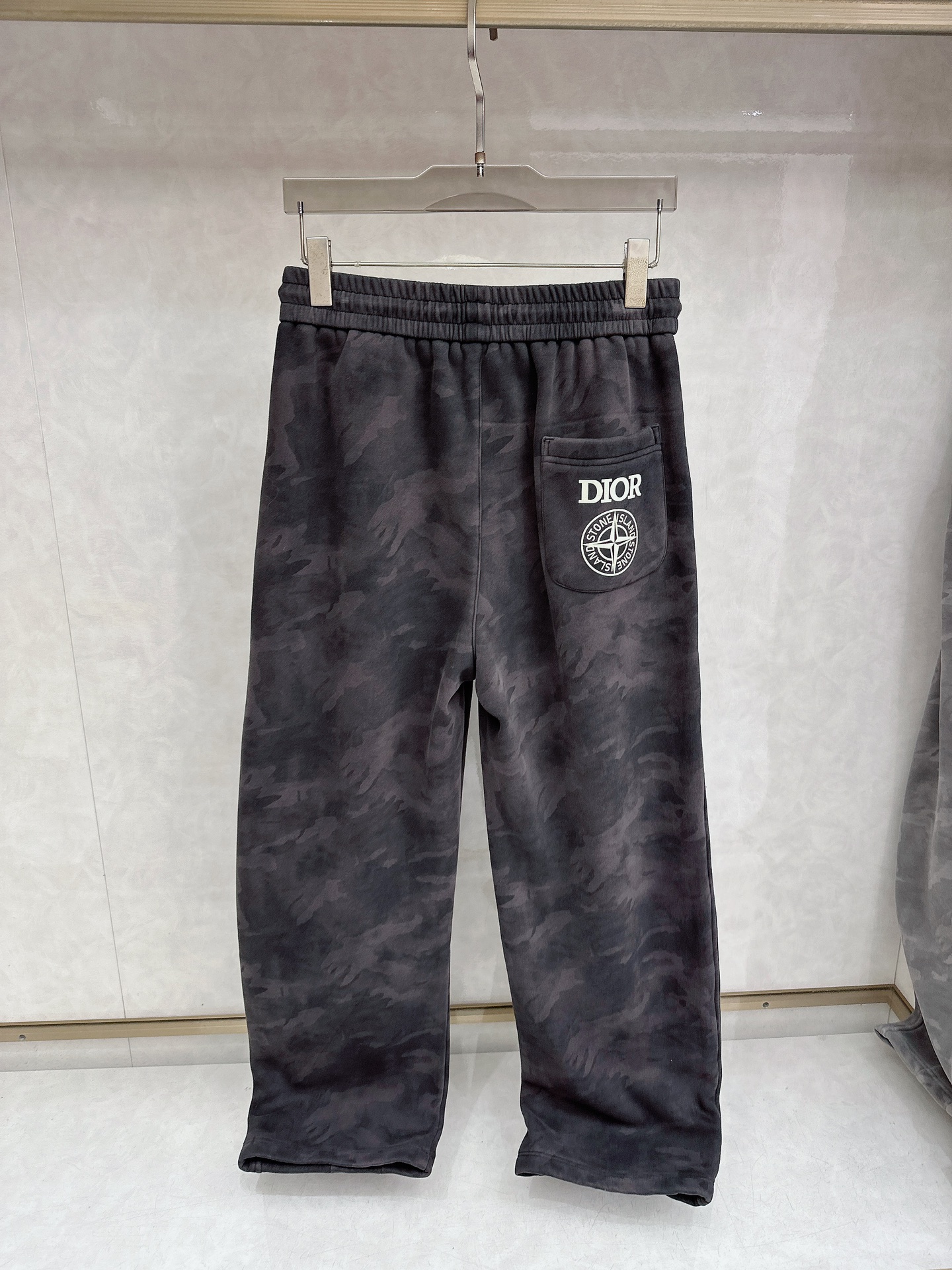 CD乂石头岛🔥🔥休闲迷彩直筒长裤，采用优质斜纹材质，挺括有型，侧边章仔标识点缀，整体迷彩上身足够吸睛且回