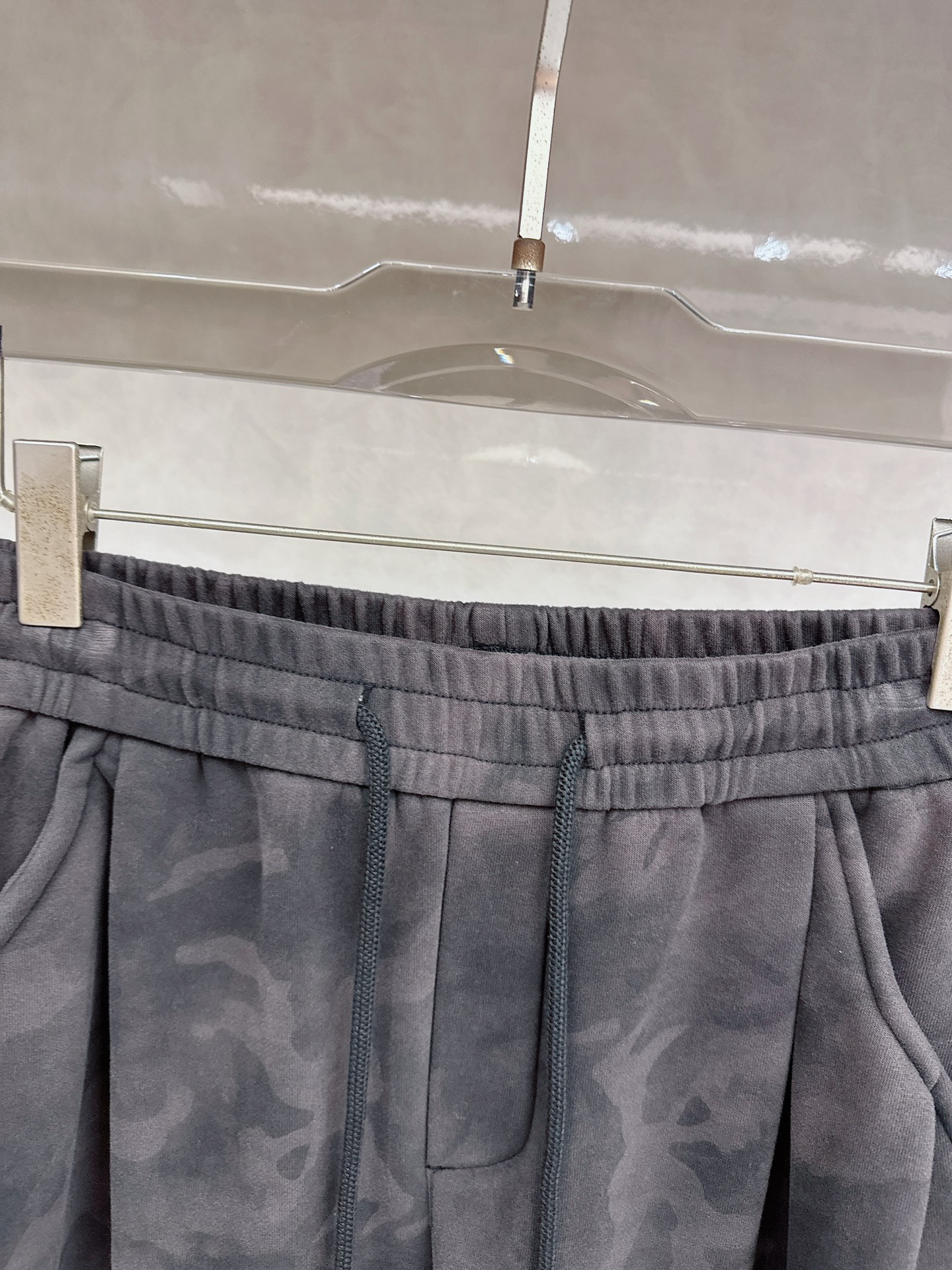 CD乂石头岛🔥🔥休闲迷彩直筒长裤，采用优质斜纹材质，挺括有型，侧边章仔标识点缀，整体迷彩上身足够吸睛且回