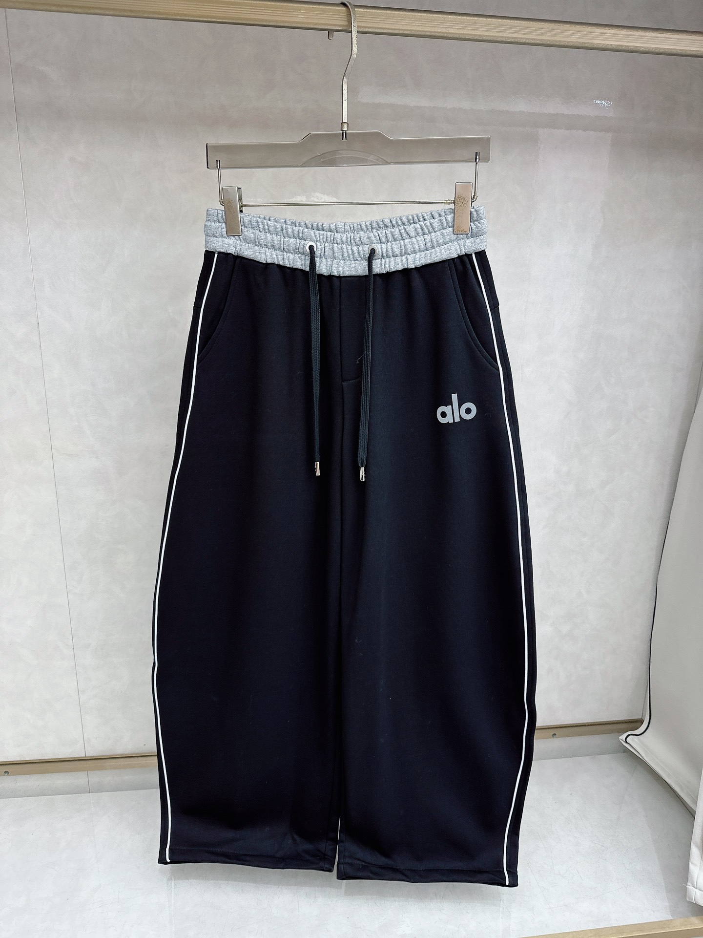alo 2025秋冬新款休闲裤！官网同步发售。品牌经典LOGO休闲裤 ，定制面料，舒适度极好，手触感强烈