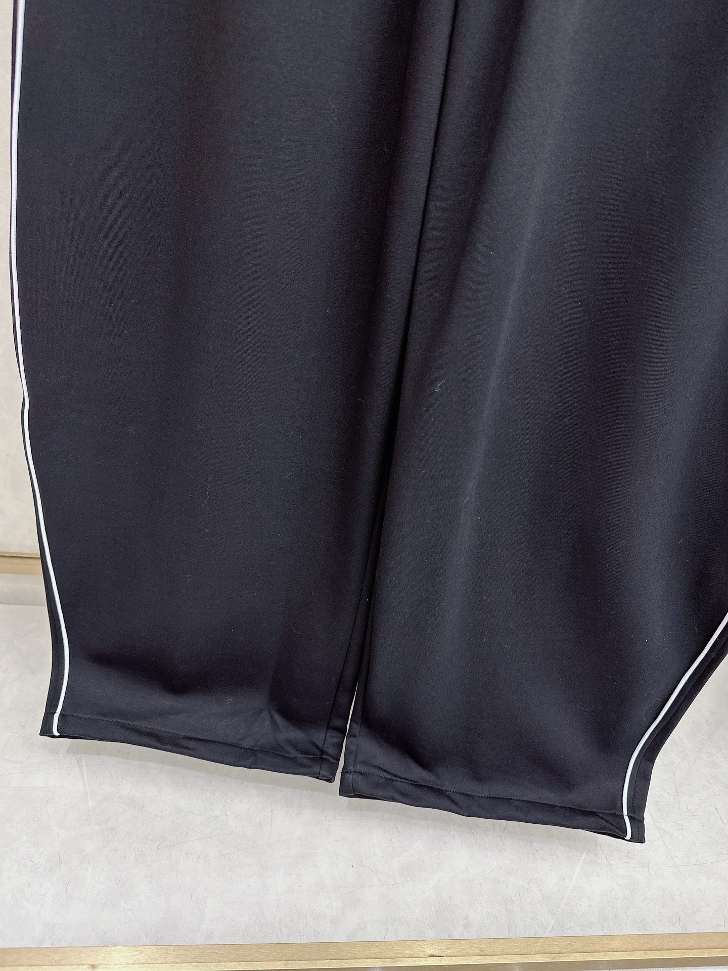 alo 2025秋冬新款休闲裤！官网同步发售。品牌经典LOGO休闲裤 ，定制面料，舒适度极好，手触感强烈