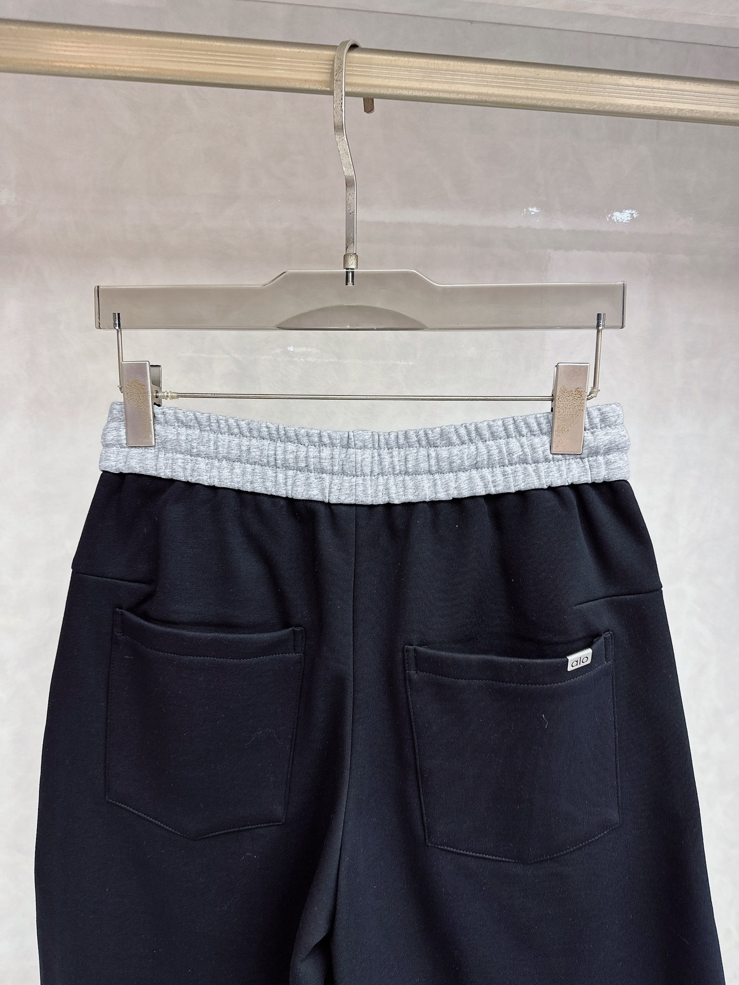 alo 2025秋冬新款休闲裤！官网同步发售。品牌经典LOGO休闲裤 ，定制面料，舒适度极好，手触感强烈