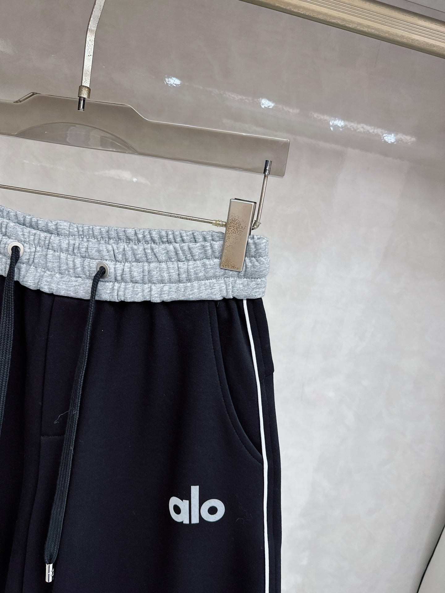 alo 2025秋冬新款休闲裤！官网同步发售。品牌经典LOGO休闲裤 ，定制面料，舒适度极好，手触感强烈