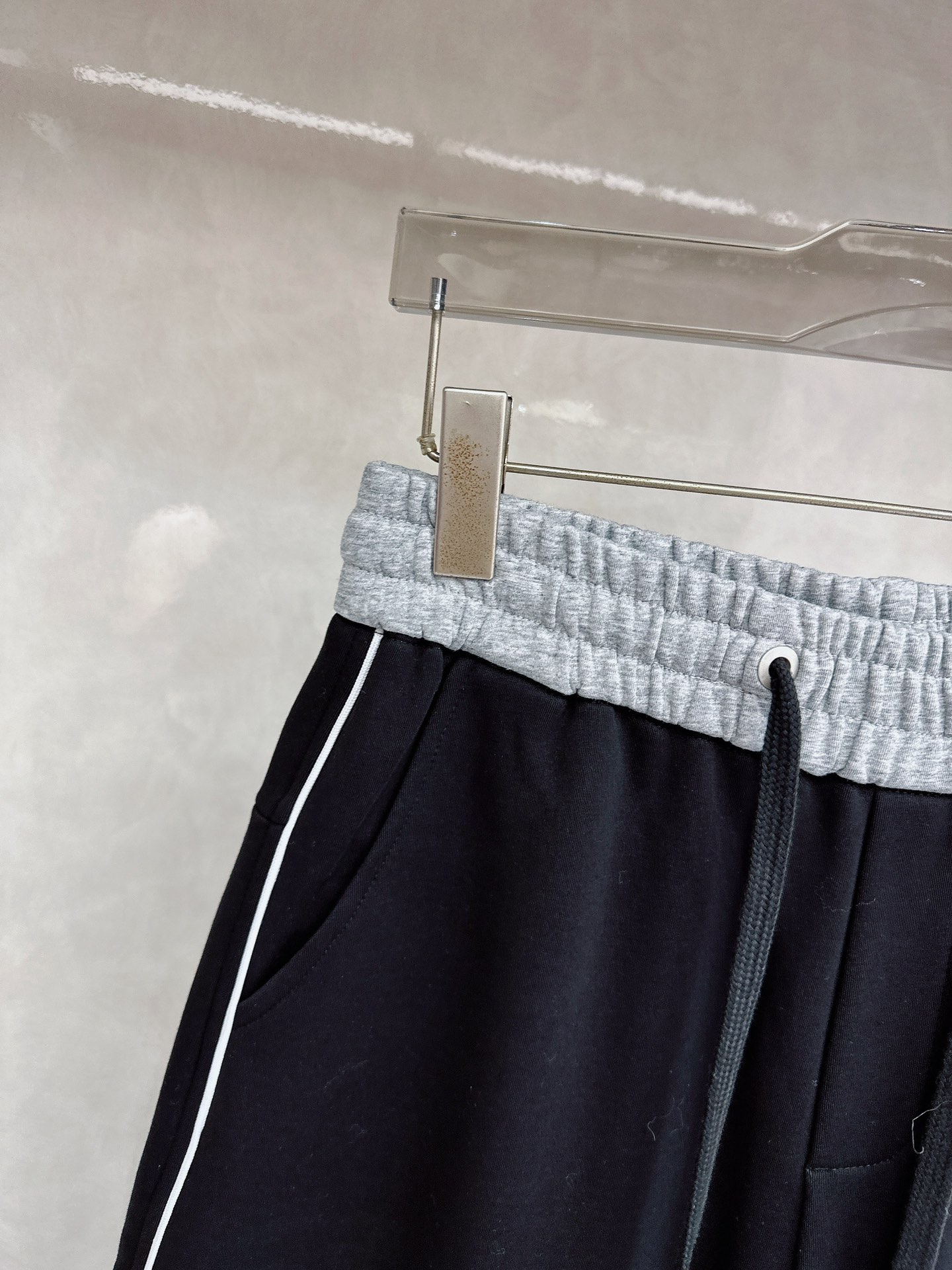 alo 2025秋冬新款休闲裤！官网同步发售。品牌经典LOGO休闲裤 ，定制面料，舒适度极好，手触感强烈