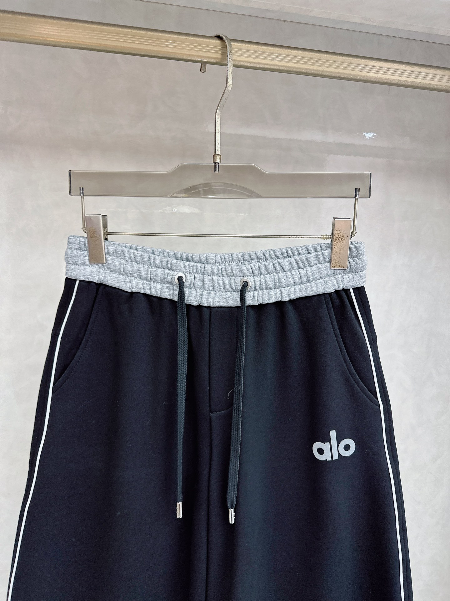 alo 2025秋冬新款休闲裤！官网同步发售。品牌经典LOGO休闲裤 ，定制面料，舒适度极好，手触感强烈