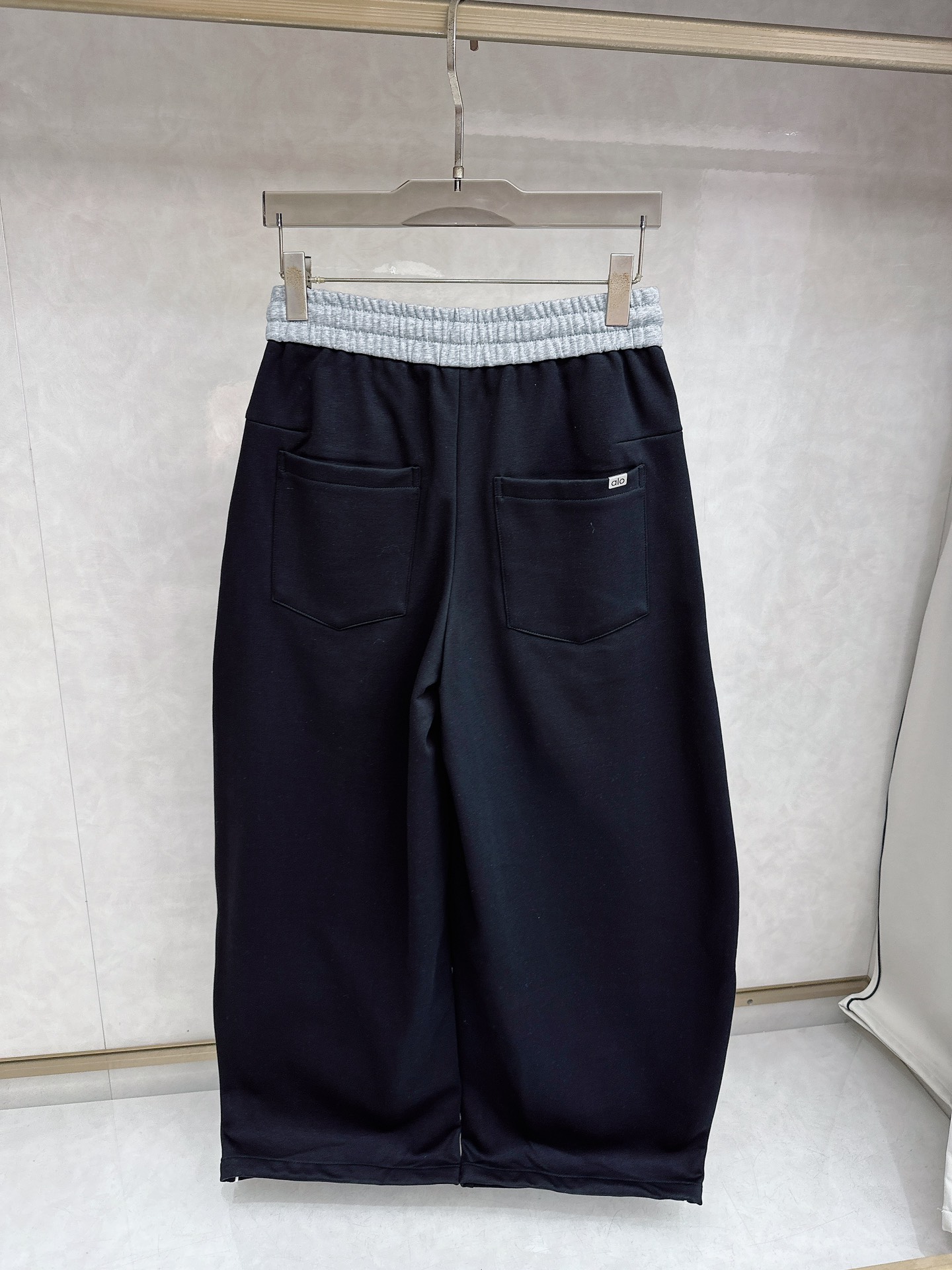 alo 2025秋冬新款休闲裤！官网同步发售。品牌经典LOGO休闲裤 ，定制面料，舒适度极好，手触感强烈