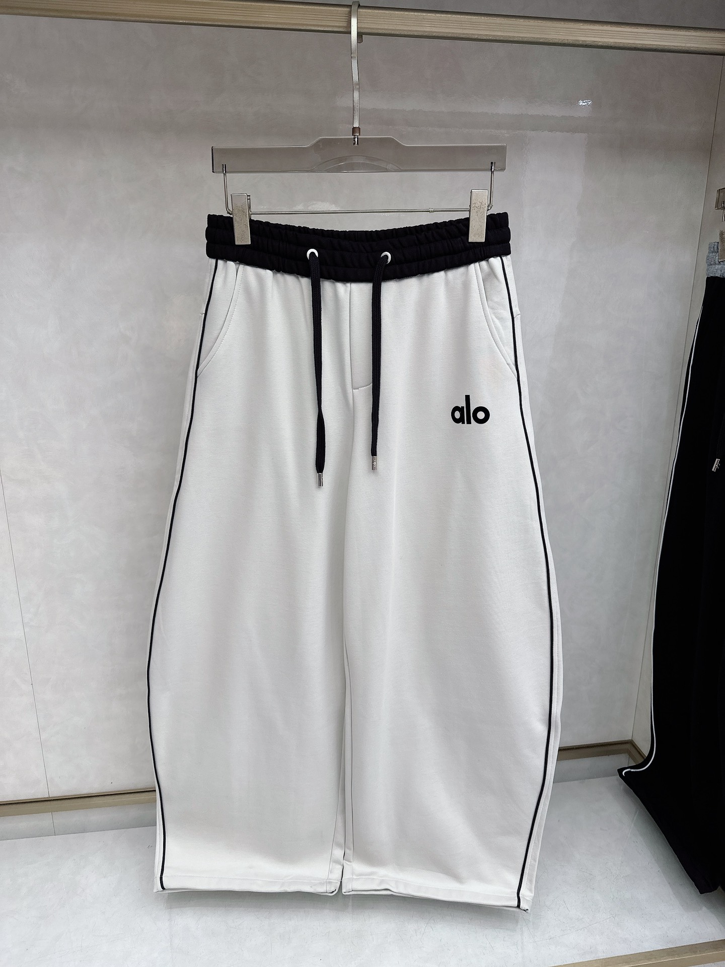 alo 2025秋冬新款休闲裤！官网同步发售。品牌经典LOGO休闲裤 ，定制面料，舒适度极好，手触感强烈
