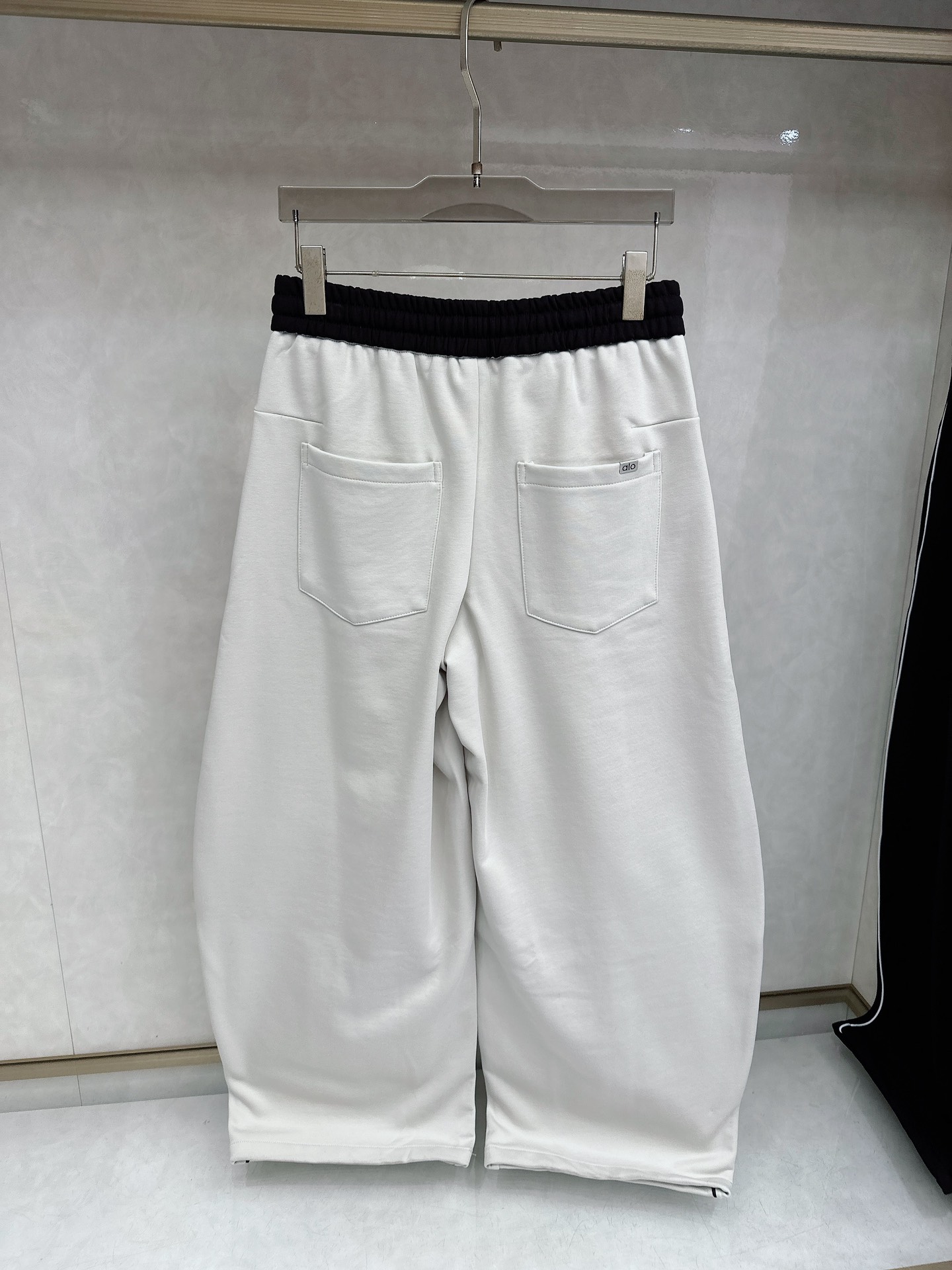 alo 2025秋冬新款休闲裤！官网同步发售。品牌经典LOGO休闲裤 ，定制面料，舒适度极好，手触感强烈