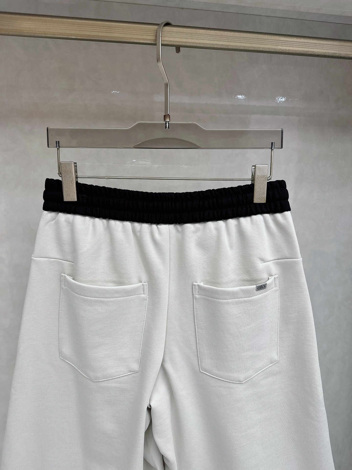 alo 2025秋冬新款休闲裤！官网同步发售。品牌经典LOGO休闲裤 ，定制面料，舒适度极好，手触感强烈