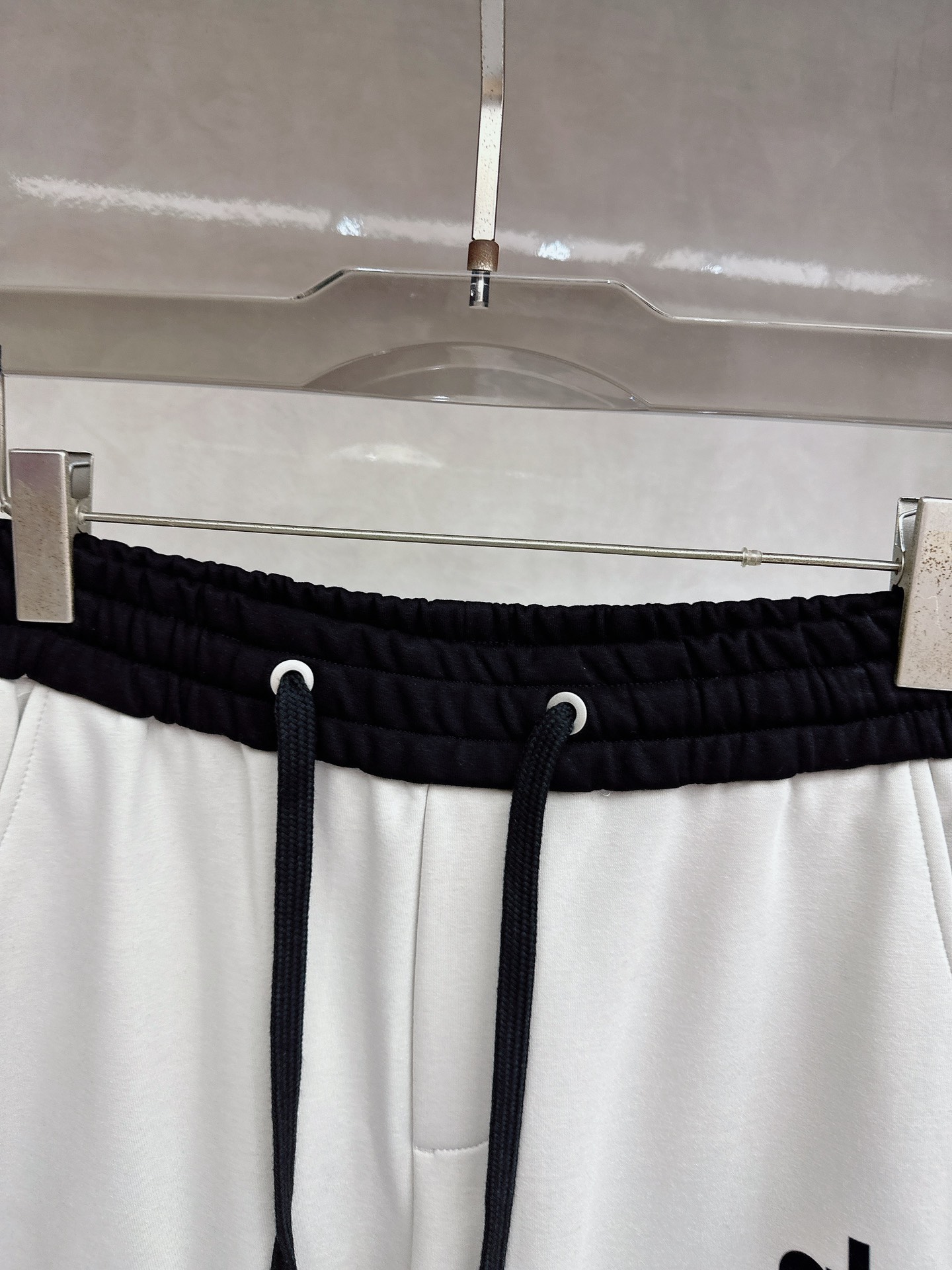 alo 2025秋冬新款休闲裤！官网同步发售。品牌经典LOGO休闲裤 ，定制面料，舒适度极好，手触感强烈