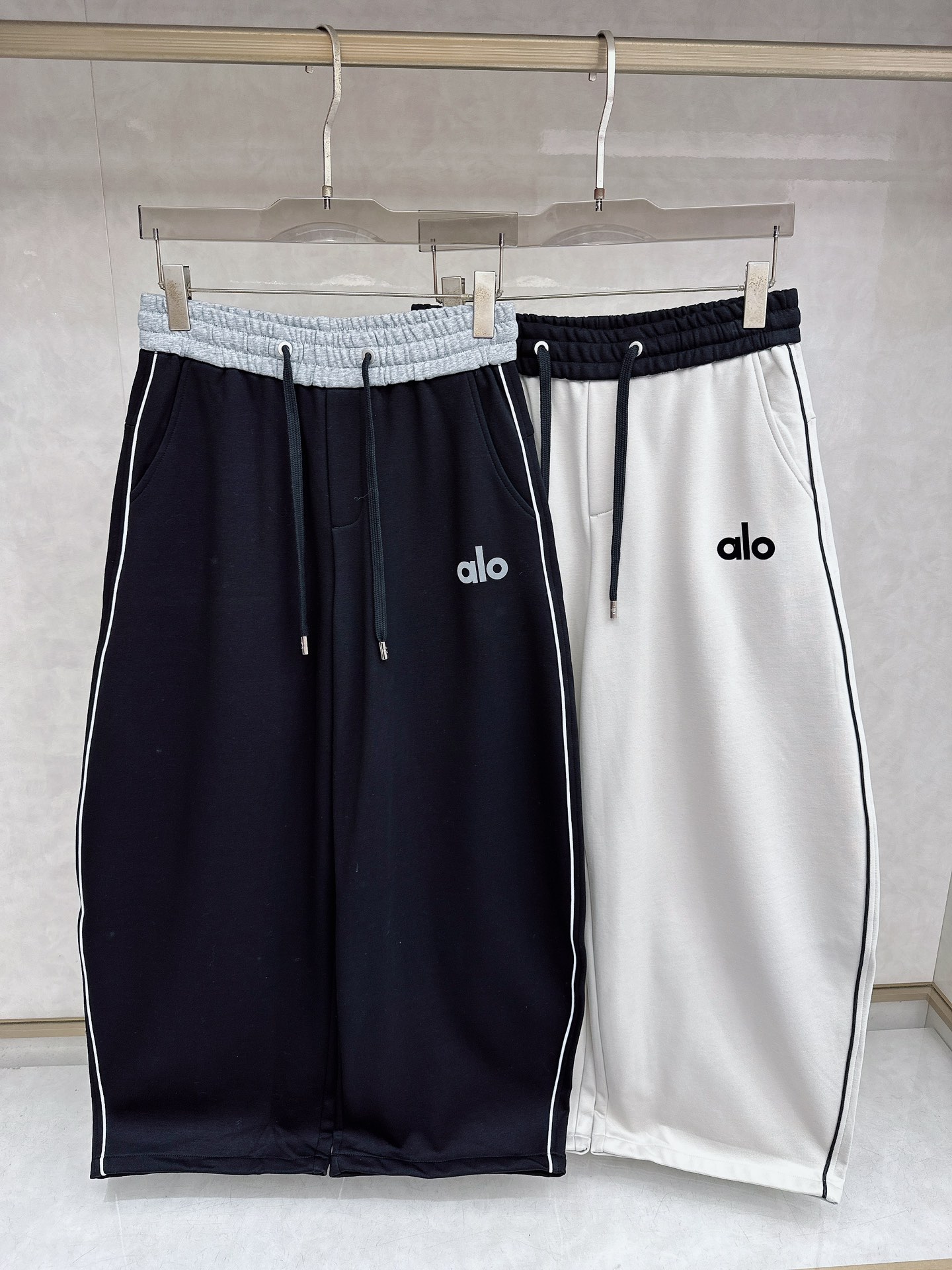 NO:661116,alo 2025 new autumn and winter casual pants!  On sale simultaneously on the official website. Brand classic LOGO casual pants, customized fabrics, excellent comfort, strong touch. Highly recognizable, perfect appearance and craftsmanship. Sizes M-3XL,,  19860909alo 2025秋冬新款休闲裤！官网同步发售.品牌经典LOGO休闲裤 ,定制面料,舒适度极好,手触感强烈.辨识度极高,完美品相工艺. 尺码M-3XL,, ,Men's clothing