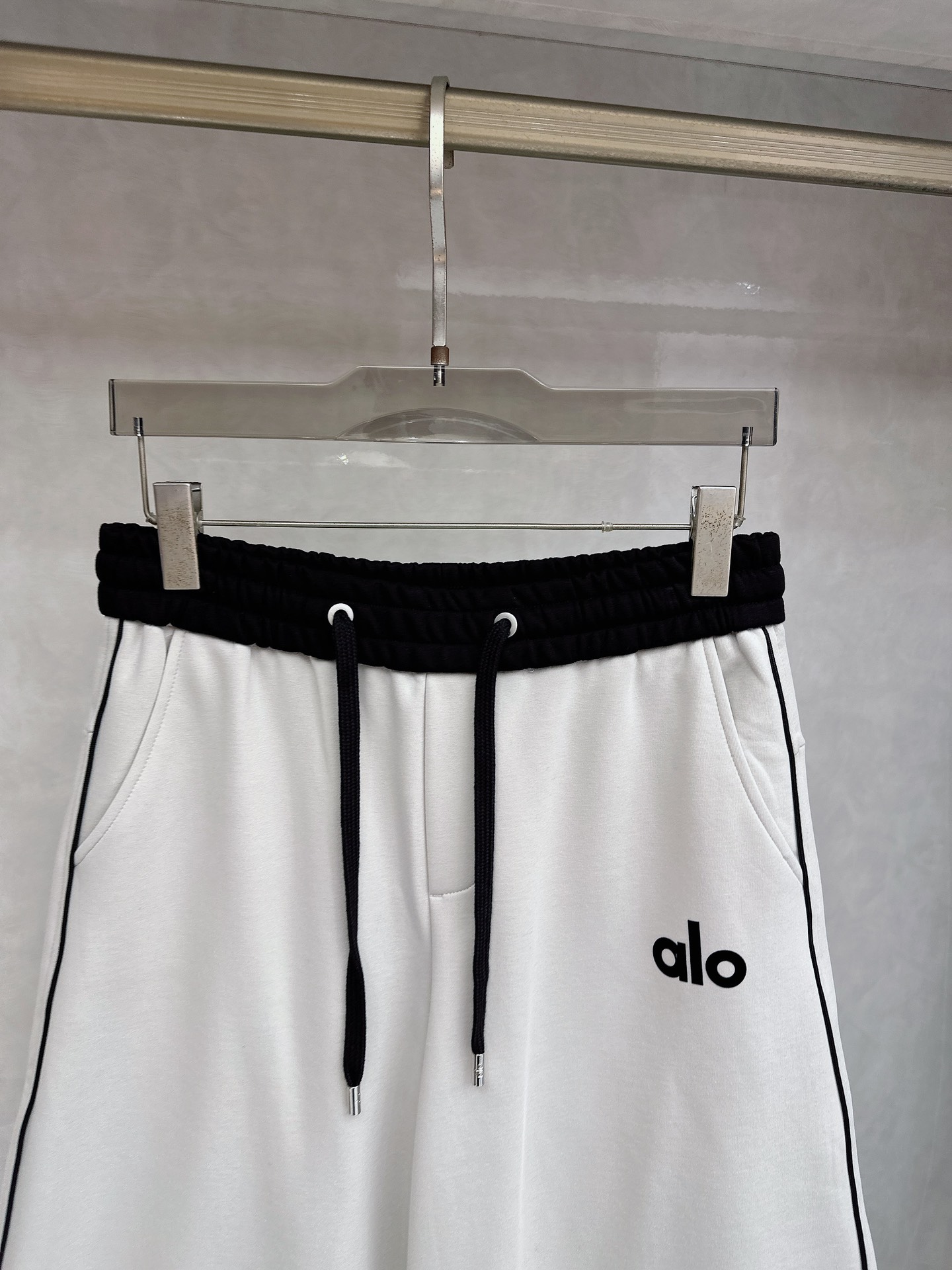 alo 2025秋冬新款休闲裤！官网同步发售。品牌经典LOGO休闲裤 ，定制面料，舒适度极好，手触感强烈