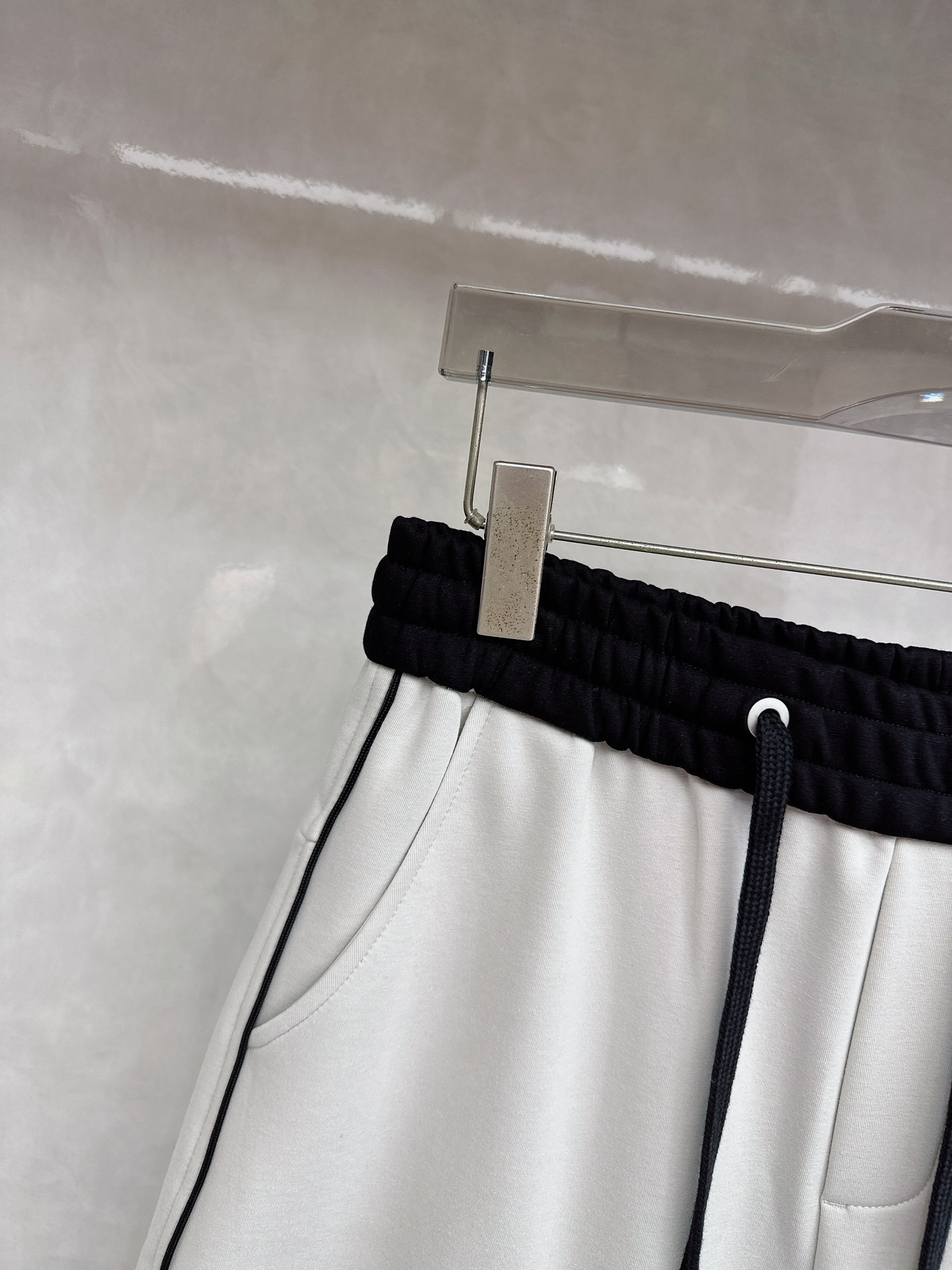 alo 2025秋冬新款休闲裤！官网同步发售。品牌经典LOGO休闲裤 ，定制面料，舒适度极好，手触感强烈