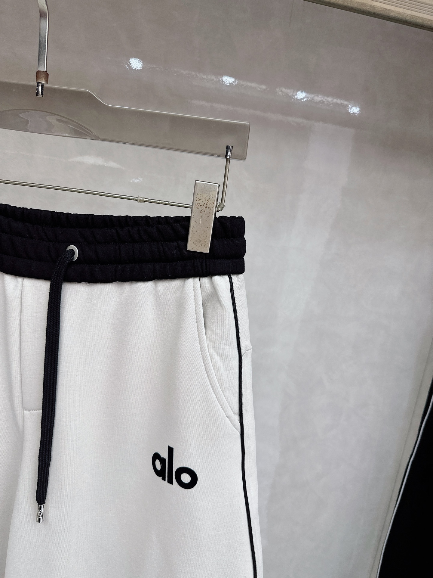 alo 2025秋冬新款休闲裤！官网同步发售。品牌经典LOGO休闲裤 ，定制面料，舒适度极好，手触感强烈