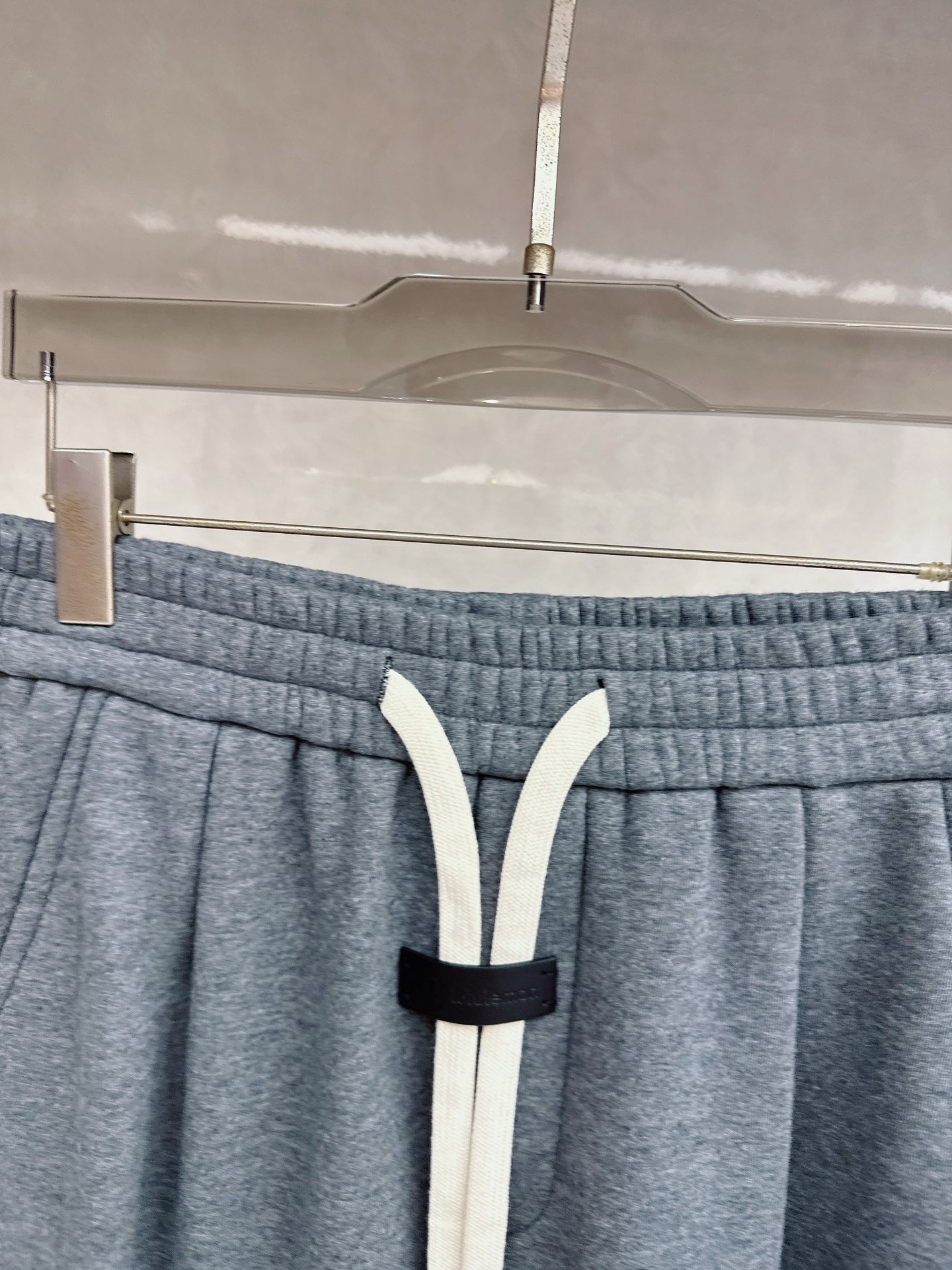 Lulu🔥🔥冬季新款休闲裤，采用优质纯棉加绒面料，手感柔软舒适，保暖性强，采用皮牌点缀，低调奢华，超级好