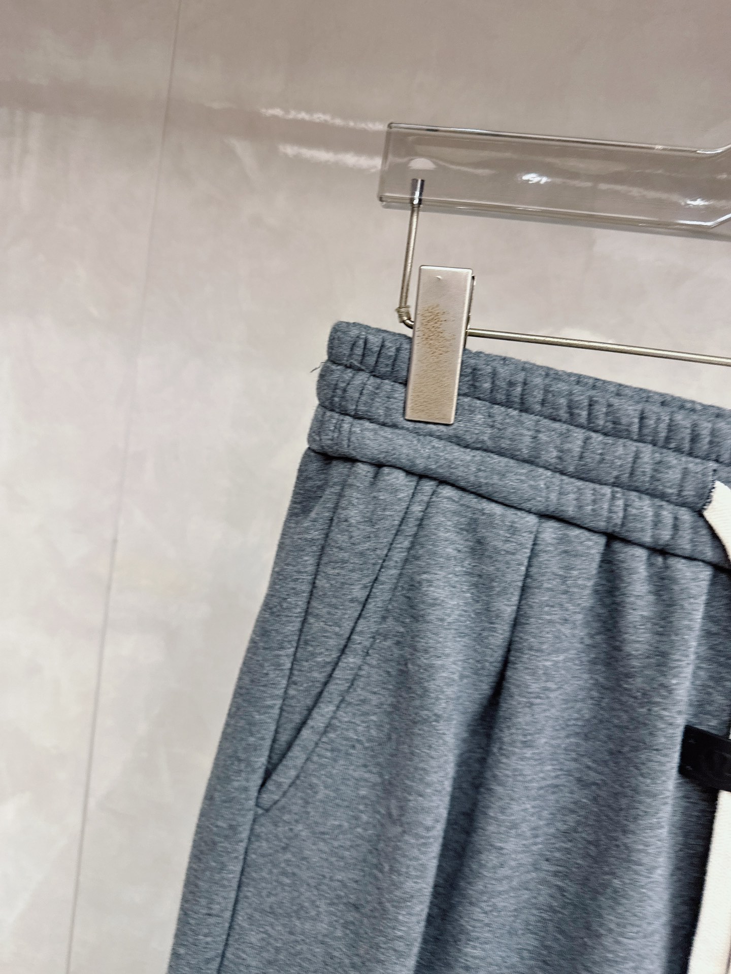 Lulu🔥🔥冬季新款休闲裤，采用优质纯棉加绒面料，手感柔软舒适，保暖性强，采用皮牌点缀，低调奢华，超级好