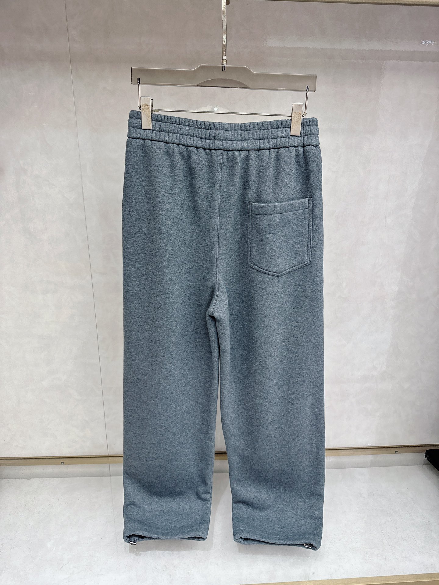 Lulu🔥🔥冬季新款休闲裤，采用优质纯棉加绒面料，手感柔软舒适，保暖性强，采用皮牌点缀，低调奢华，超级好