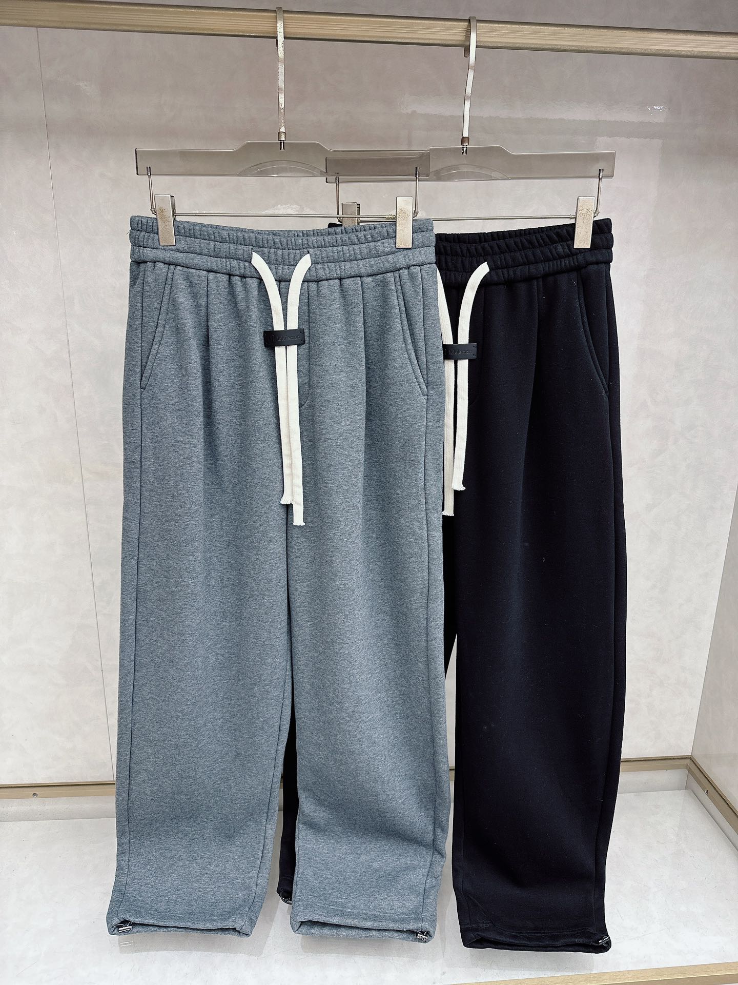 Lulu🔥🔥冬季新款休闲裤，采用优质纯棉加绒面料，手感柔软舒适，保暖性强，采用皮牌点缀，低调奢华，超级好