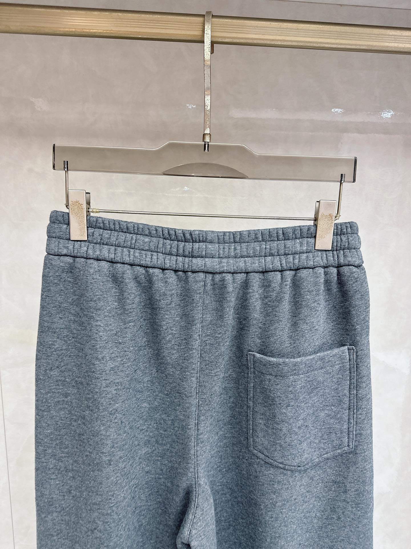 Lulu🔥🔥冬季新款休闲裤，采用优质纯棉加绒面料，手感柔软舒适，保暖性强，采用皮牌点缀，低调奢华，超级好