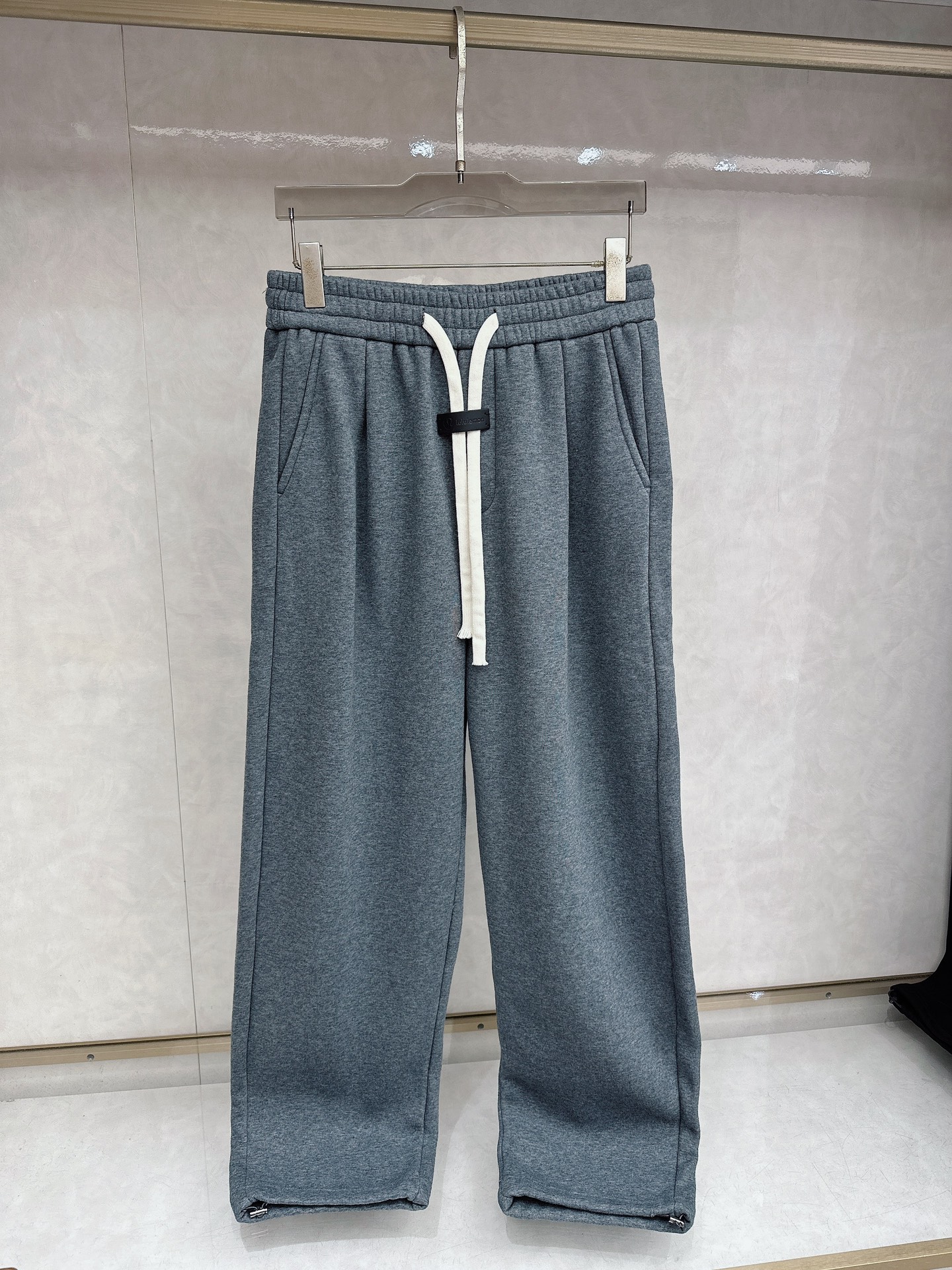 Lulu🔥🔥冬季新款休闲裤，采用优质纯棉加绒面料，手感柔软舒适，保暖性强，采用皮牌点缀，低调奢华，超级好