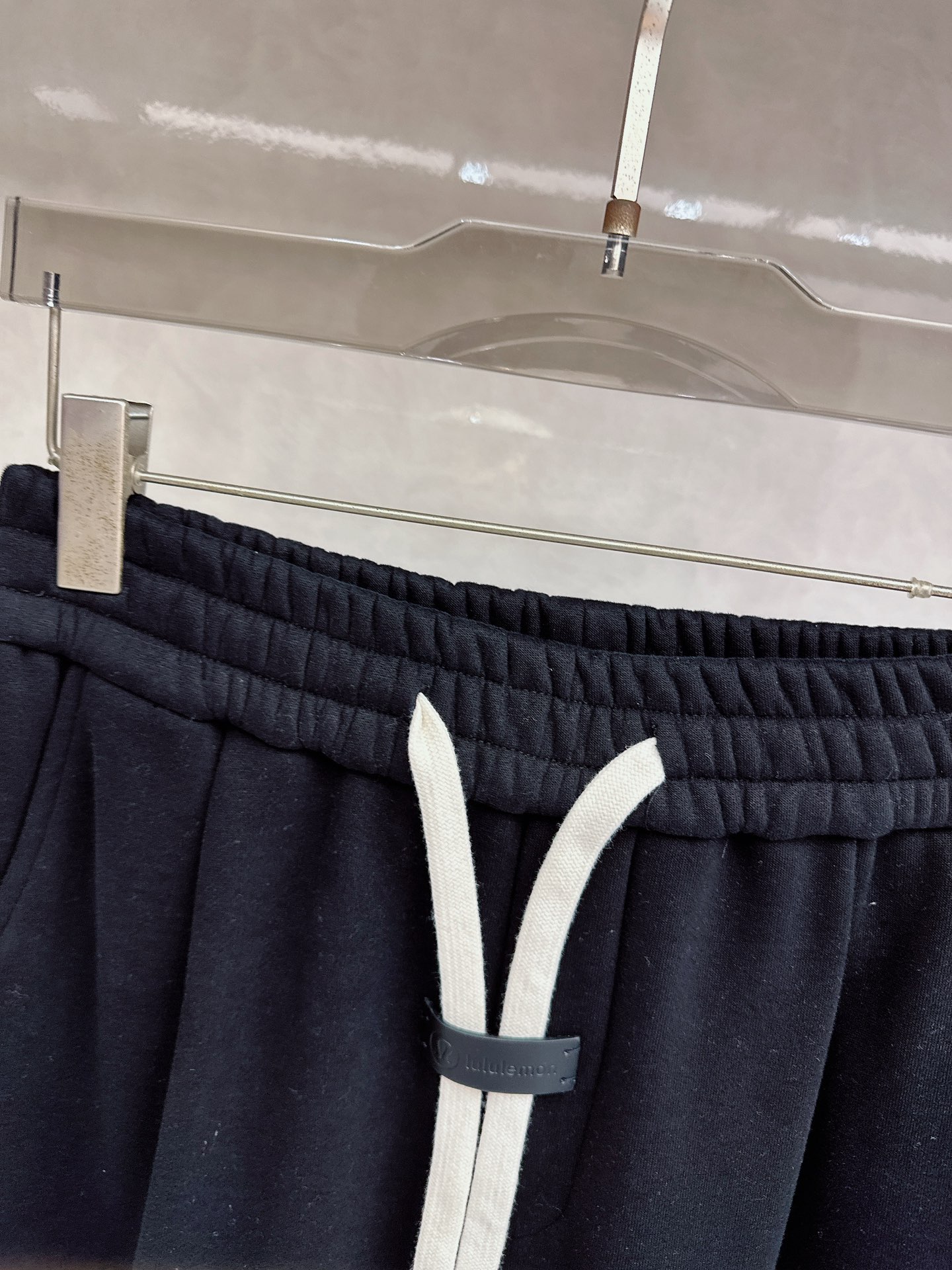 Lulu🔥🔥冬季新款休闲裤，采用优质纯棉加绒面料，手感柔软舒适，保暖性强，采用皮牌点缀，低调奢华，超级好